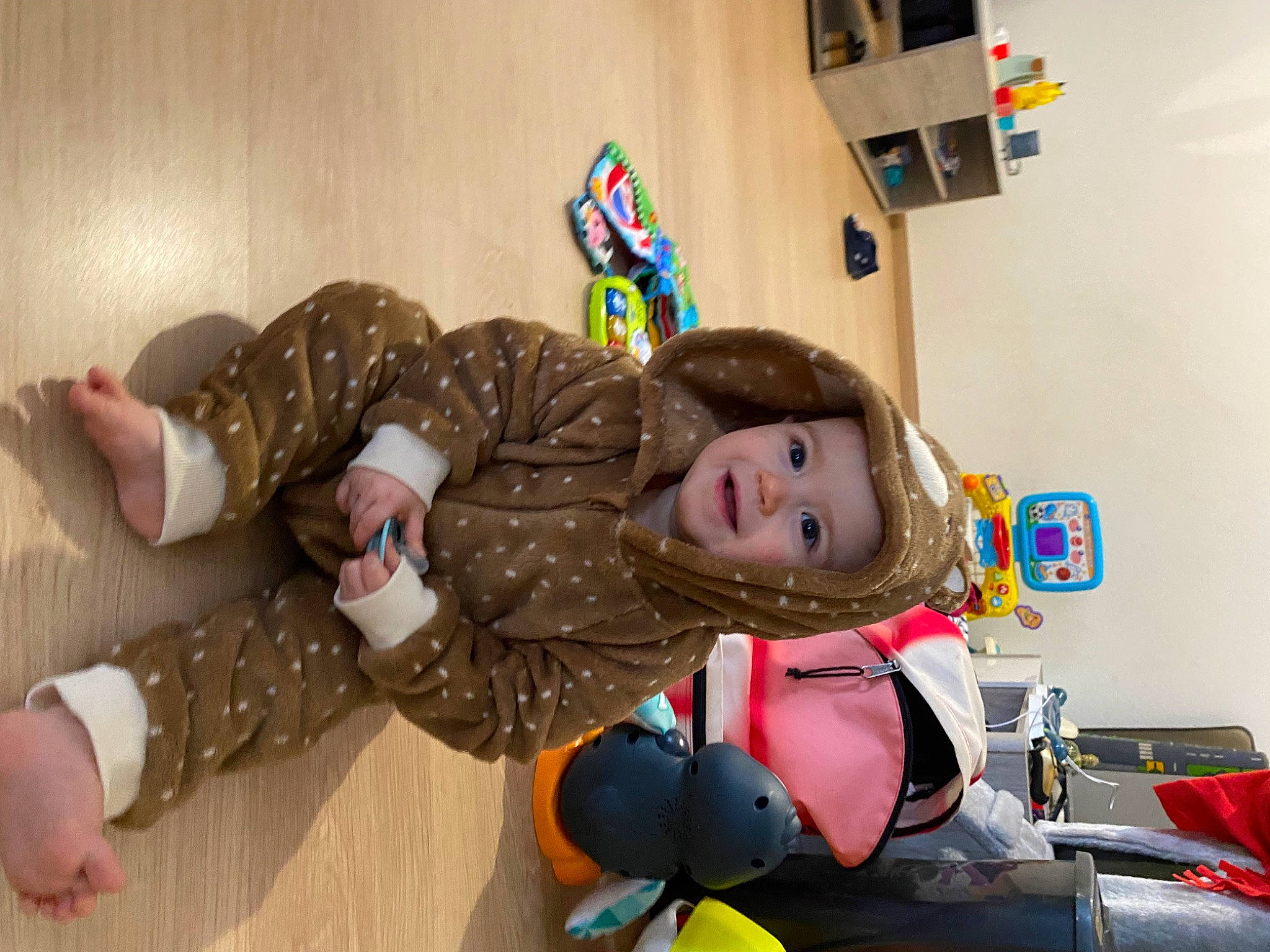 Mathis a rejoint le concours — aidez-le/la à gagner de superbes lots ! baby, baby_toddler_clothing, baby_toys, child, comfort, flooring, fun, headwear, joy, leisure, person, play, room, sitting, toddler