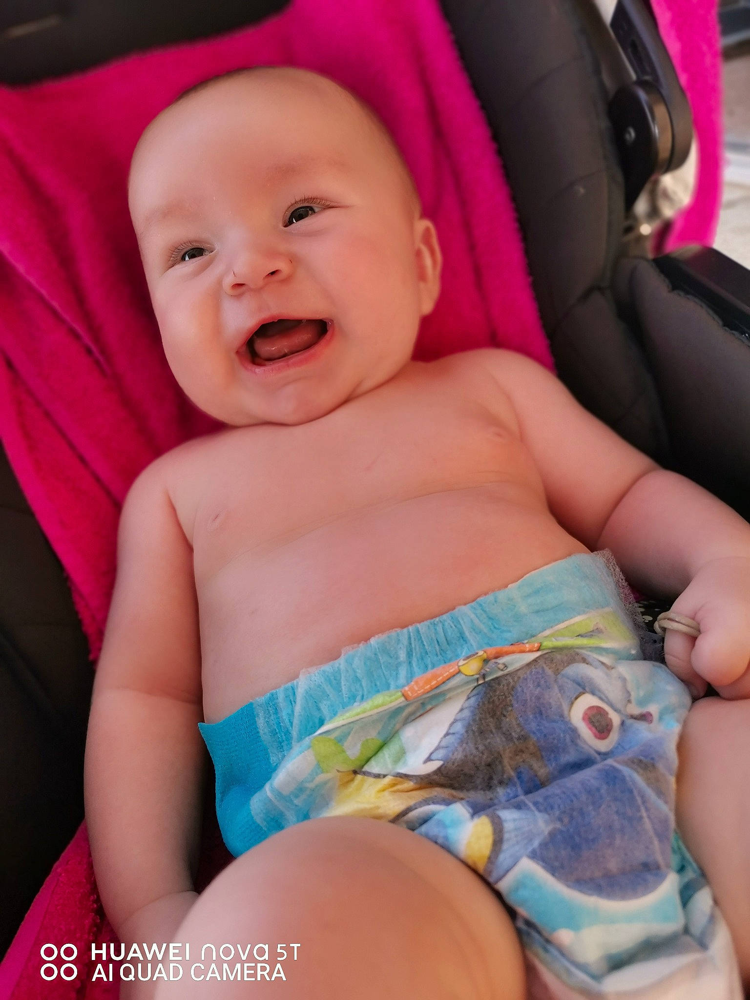 Valentino a rejoint le concours — aidez-le/la à gagner de superbes lots ! baby, baby_toddler_clothing, cheek, comfort, eye, facial_expression, finger, gesture, happy, head, iris, mouth, organ, person, pink, product, skin, smile, textile, thigh