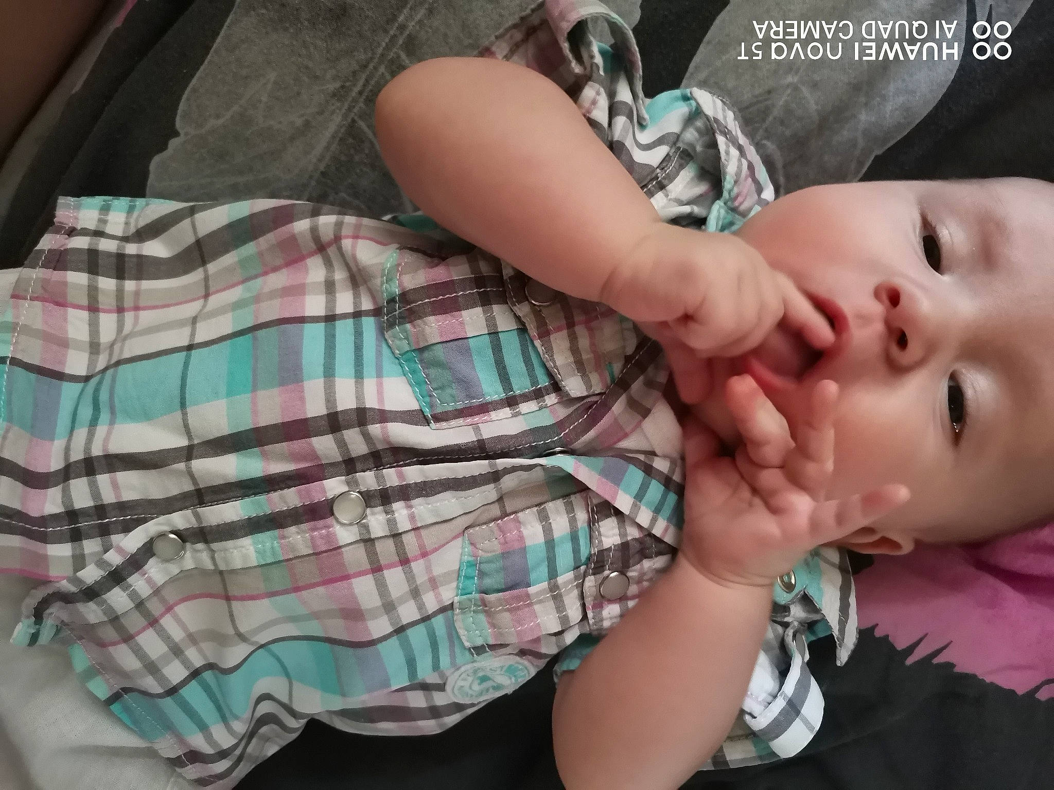 Valentino a rejoint le concours — aidez-le/la à gagner de superbes lots ! baby, baby_toddler_clothing, comfort, eyelash, finger, gesture, grass, hand, happy, human_body, linens, nail, nose, pattern, person, plaid, skin, tartan, textile, thumb