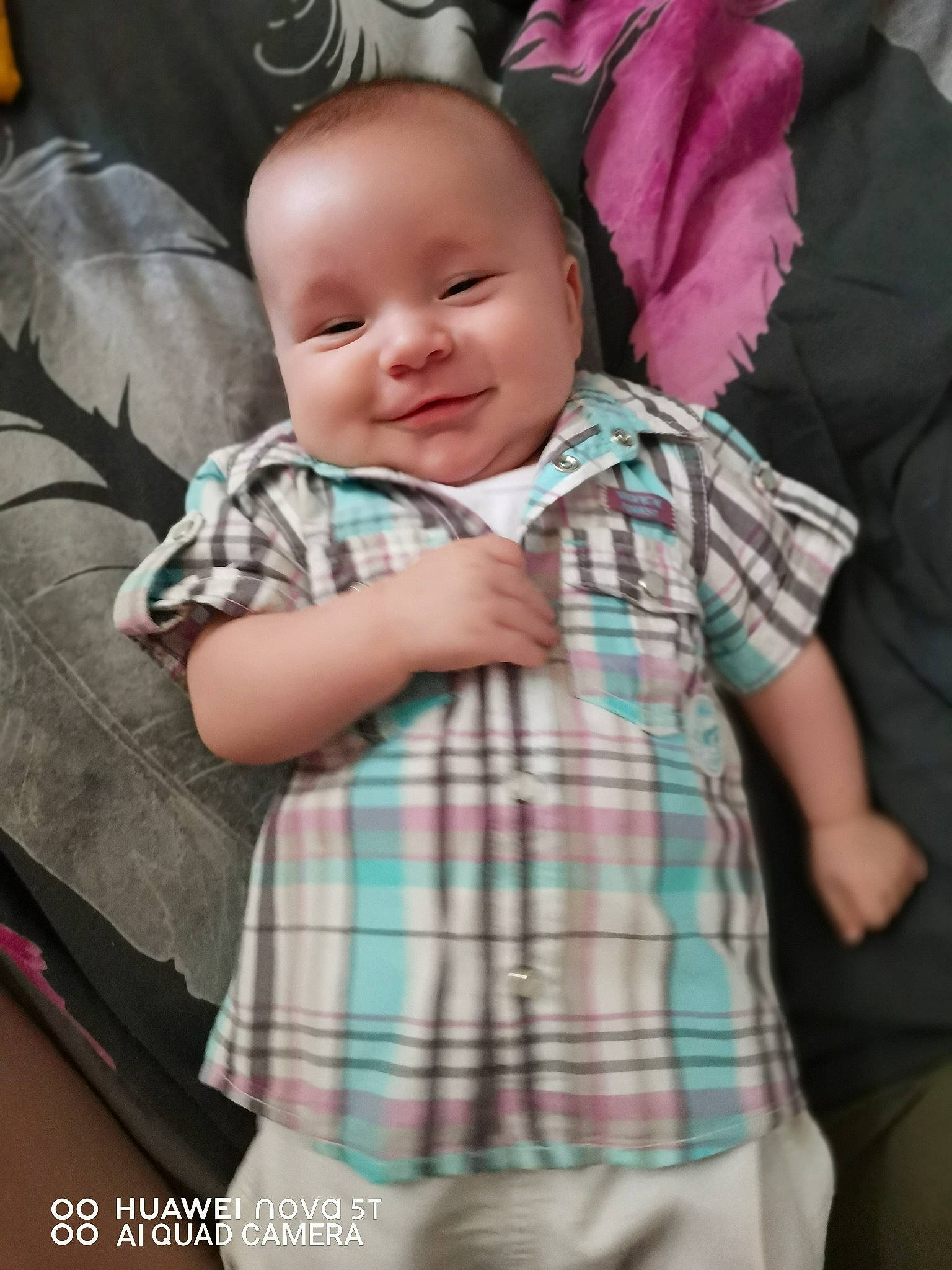 Valentino a rejoint le concours — aidez-le/la à gagner de superbes lots ! baby, baby_toddler_clothing, cheek, child, collar, comfort, cool, design, finger, gesture, happy, joy, linens, pattern, person, plaid, sleeve, smile, t_shirt, tartan