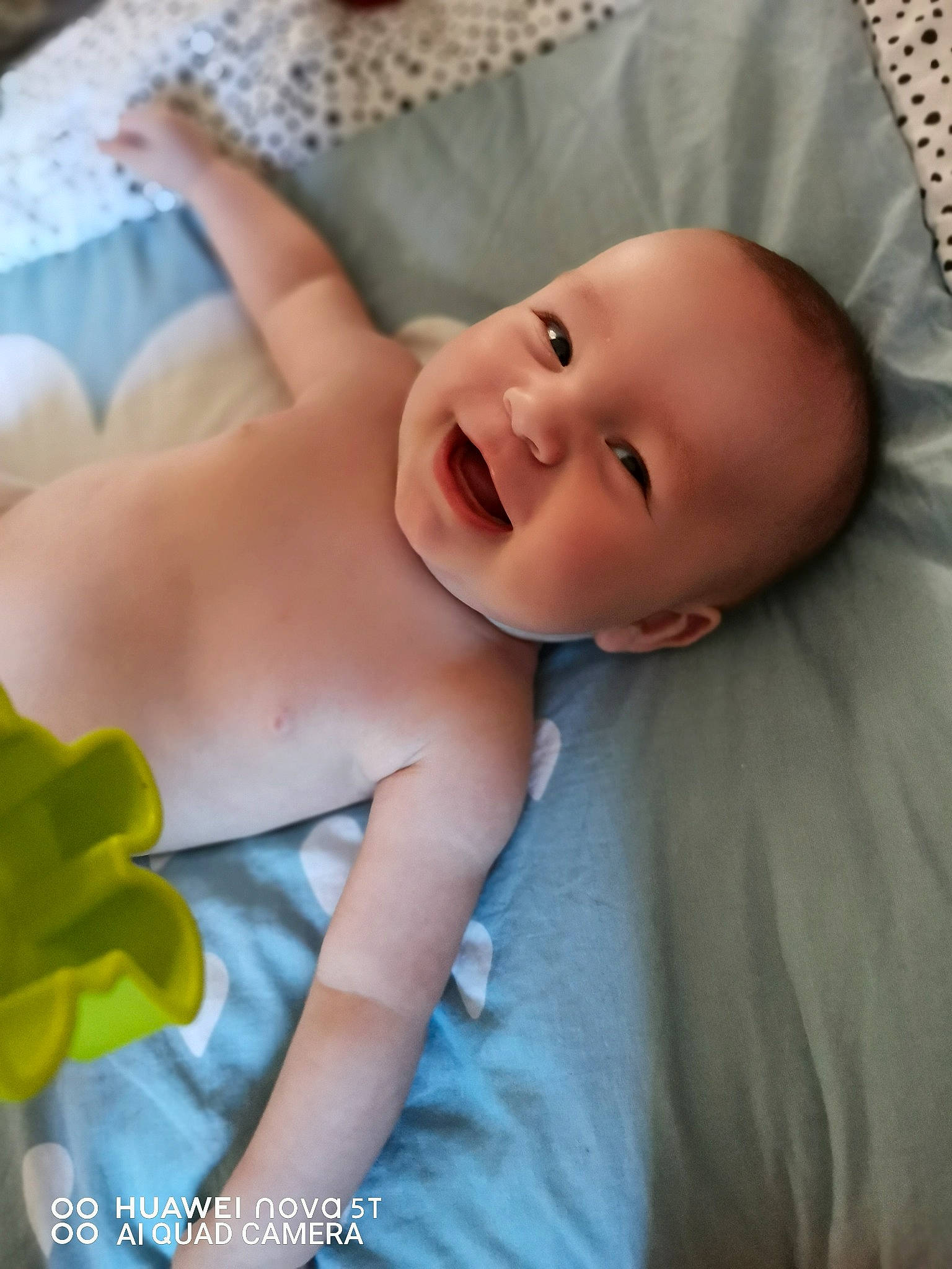 Valentino participe au concours pour gagner de l'argent avec cette photo : abdomen, baby, baby_toddler_clothing, cheek, child, comfort, event, eye, eyebrow, grass, happy, hat, human_body, iris, linens, lip, mouth, person, skin, smile