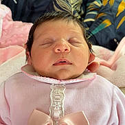 Maëve a rejoint le concours — aidez-le/la à gagner de superbes lots ! baby, blanket, bow, child, closed_eyes, cozy, cute, face, head, indoors, infant, newborn, peaceful, person, pink_clothing, portrait, resting, sleeping, soft_texture, warm