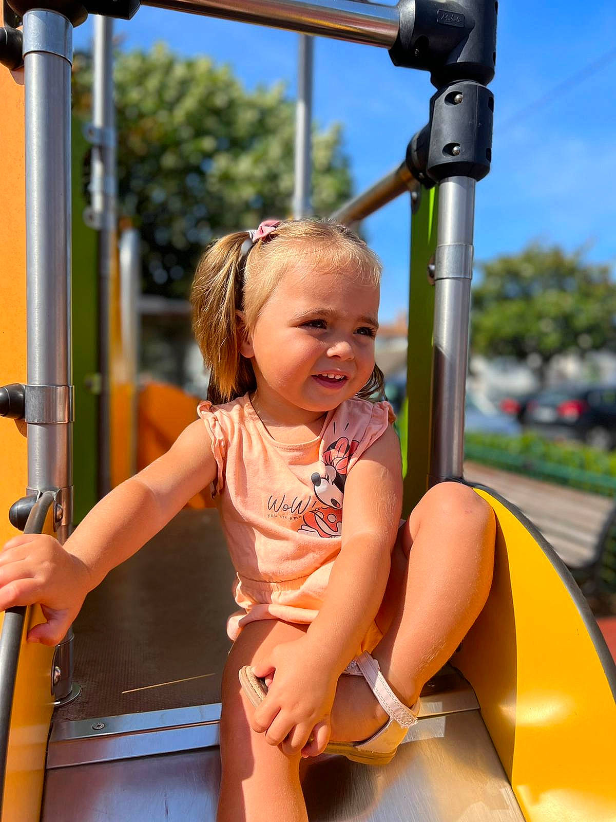 Giulia a rejoint le concours — aidez-le/la à gagner de superbes lots ! blue, child, facial_expression, fun, happy, joy, leisure, motor_vehicle, person, playground, public_space, recreation, skin, sky, smile, summer, swing, t_shirt, thigh, toddler