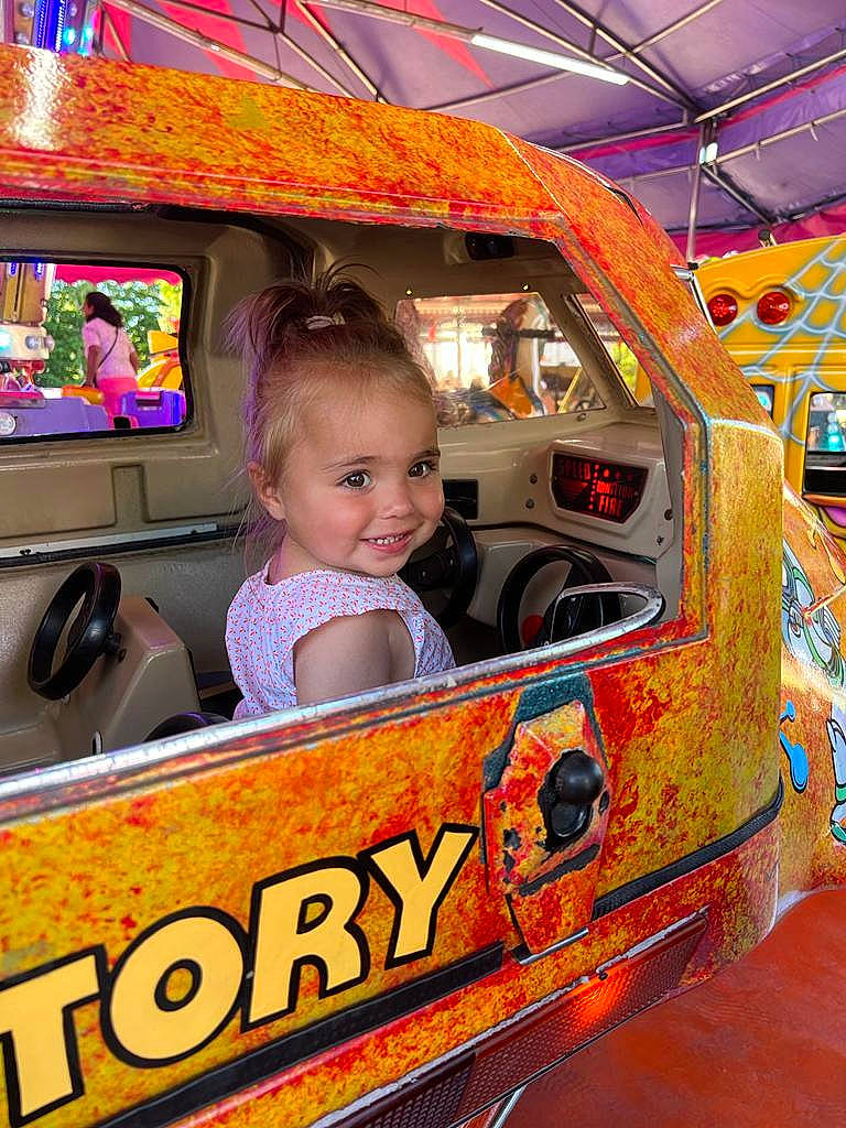 Giulia a rejoint le concours — aidez-le/la à gagner de superbes lots ! auto_part, automotive_design, automotive_exterior, automotive_lighting, automotive_wheel_system, bumper, child, fun, games, joy, leisure, machine, mode_of_transport, motor_vehicle, person, play, recreation, smile, t_shirt, toddler