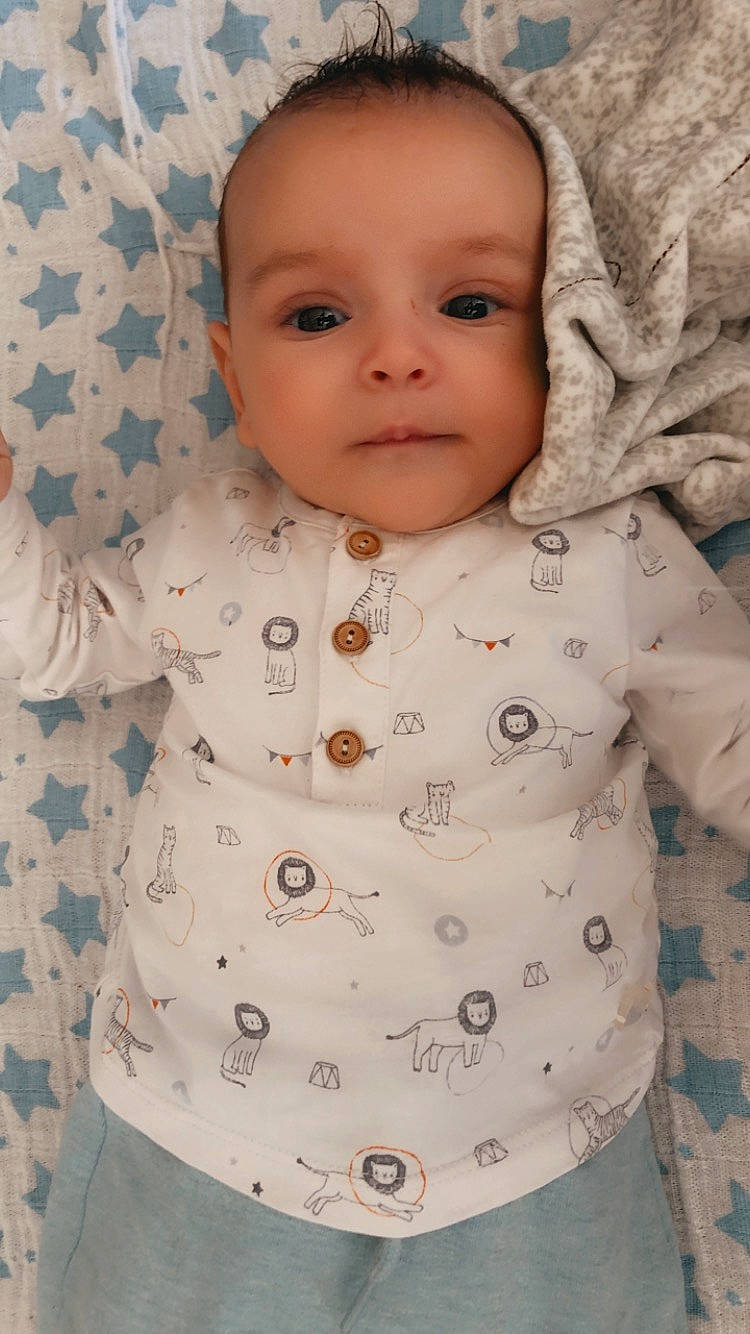 Tyam participe au concours pour gagner de l'argent avec cette photo : baby, baby_toddler_clothing, cheek, child, face, forehead, head, person, skin, sleeve, toddler