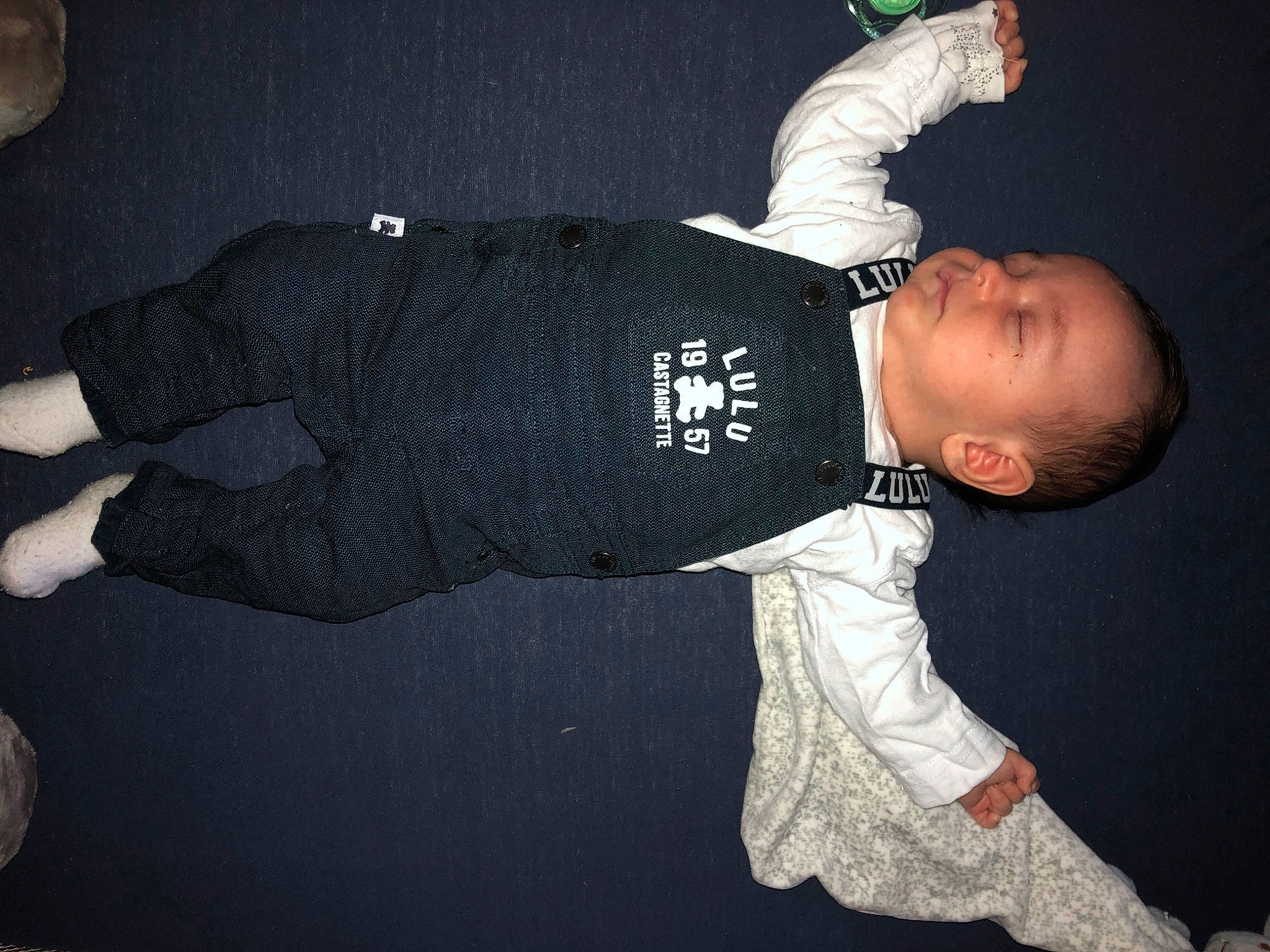 Tyam participe au concours pour gagner de l'argent avec cette photo : arm, child, elbow, joint, leg, person