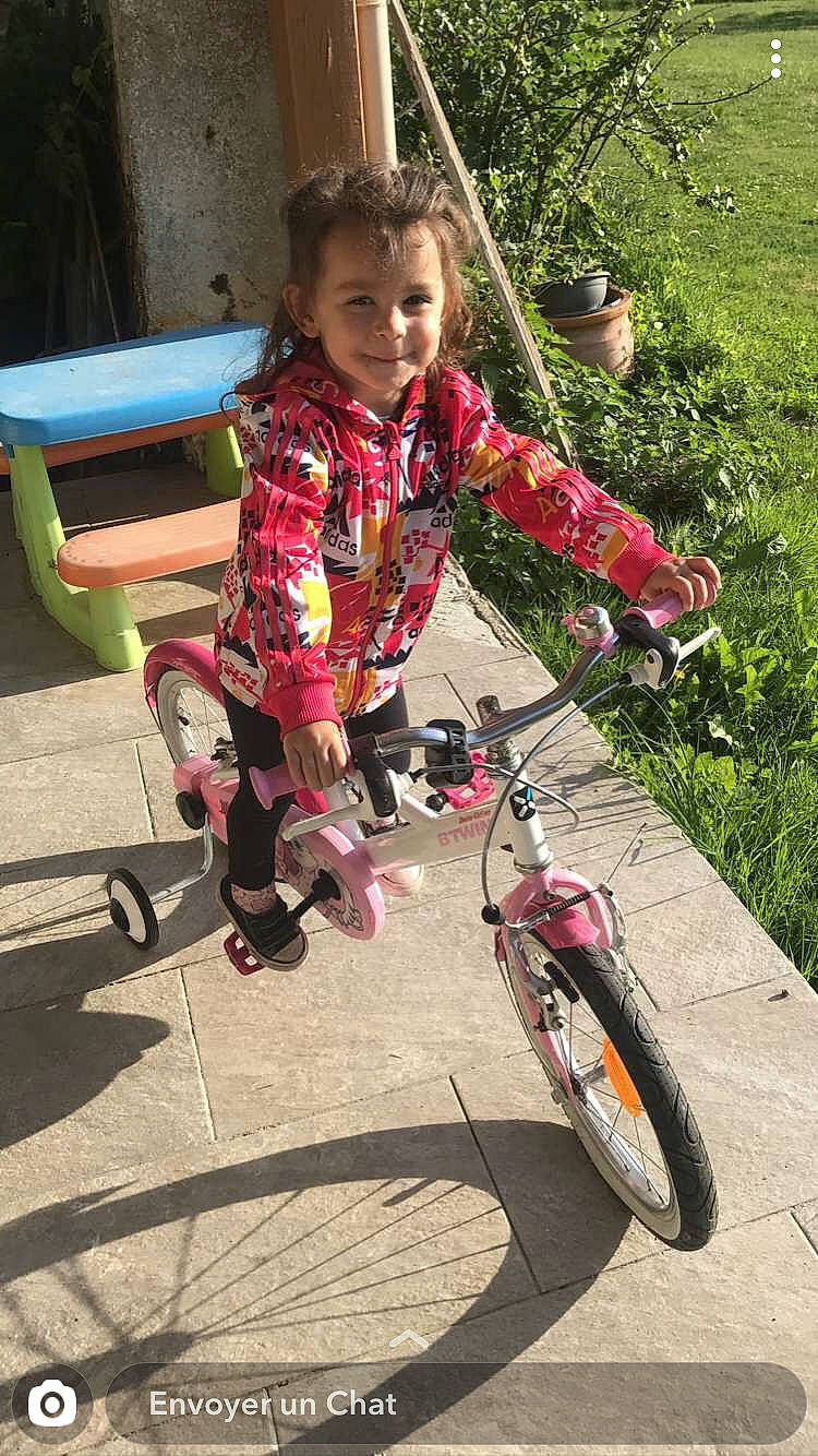 Laïya a rejoint le concours — aidez-le/la à gagner de superbes lots ! bicycle, bicycle_accessory, bicycle_wheel, child, joy, person, play, recreation, training_wheels, vehicle