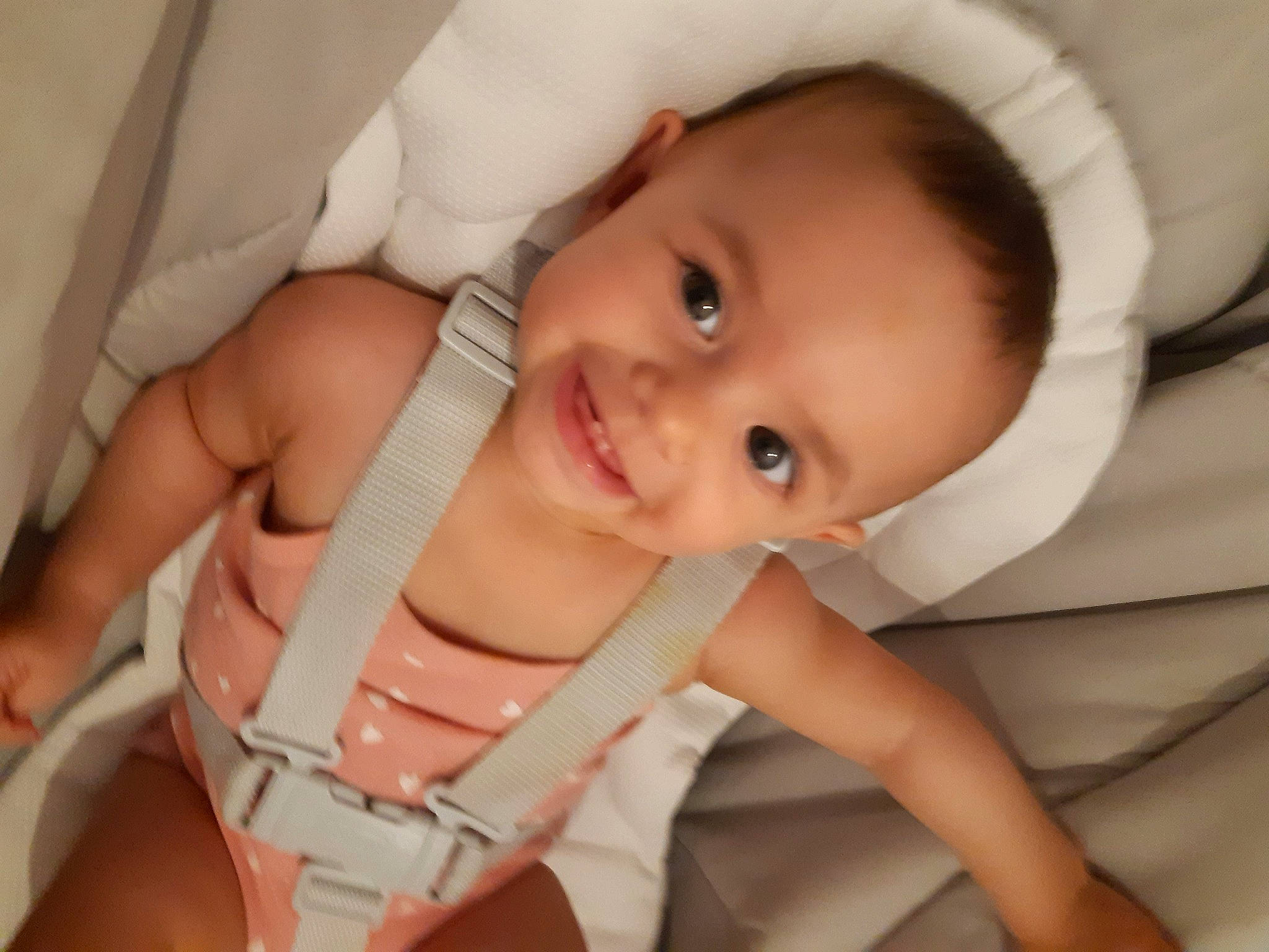 Elyne participe au concours pour gagner de l'argent avec cette photo : baby, baby_toddler_clothing, cheek, comfort, eye, eyebrow, eyelash, finger, gesture, head, headgear, iris, joy, lip, mouth, nose, person, skin, sleeve, smile