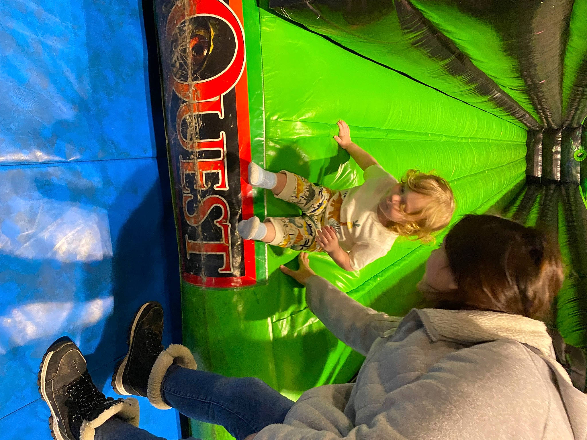 Zadrian is registered to the contest to win money with this photo: boot, electric_blue, event, fun, games, glove, green, hoodie, leisure, microphone, person, personal_protective_equipment, recreation, t_shirt, visual_arts, world