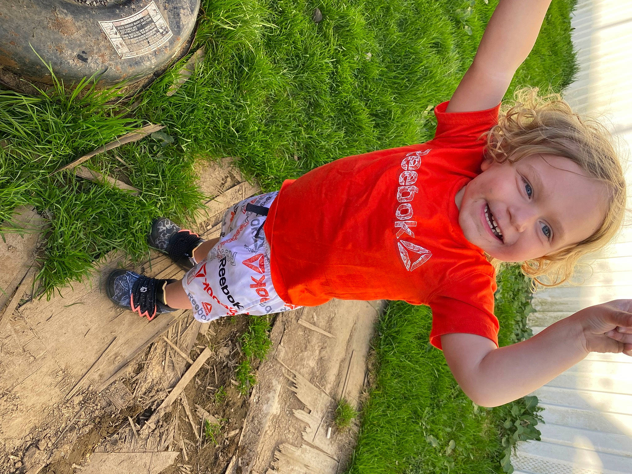 Zadrian is registered to the contest to win money with this photo: child, fun, grass, grass_family, happy, human_leg, joy, knee, landscape, leisure, people_in_nature, person, plant, play, recreation, shorts, smile, soil, t_shirt, thigh