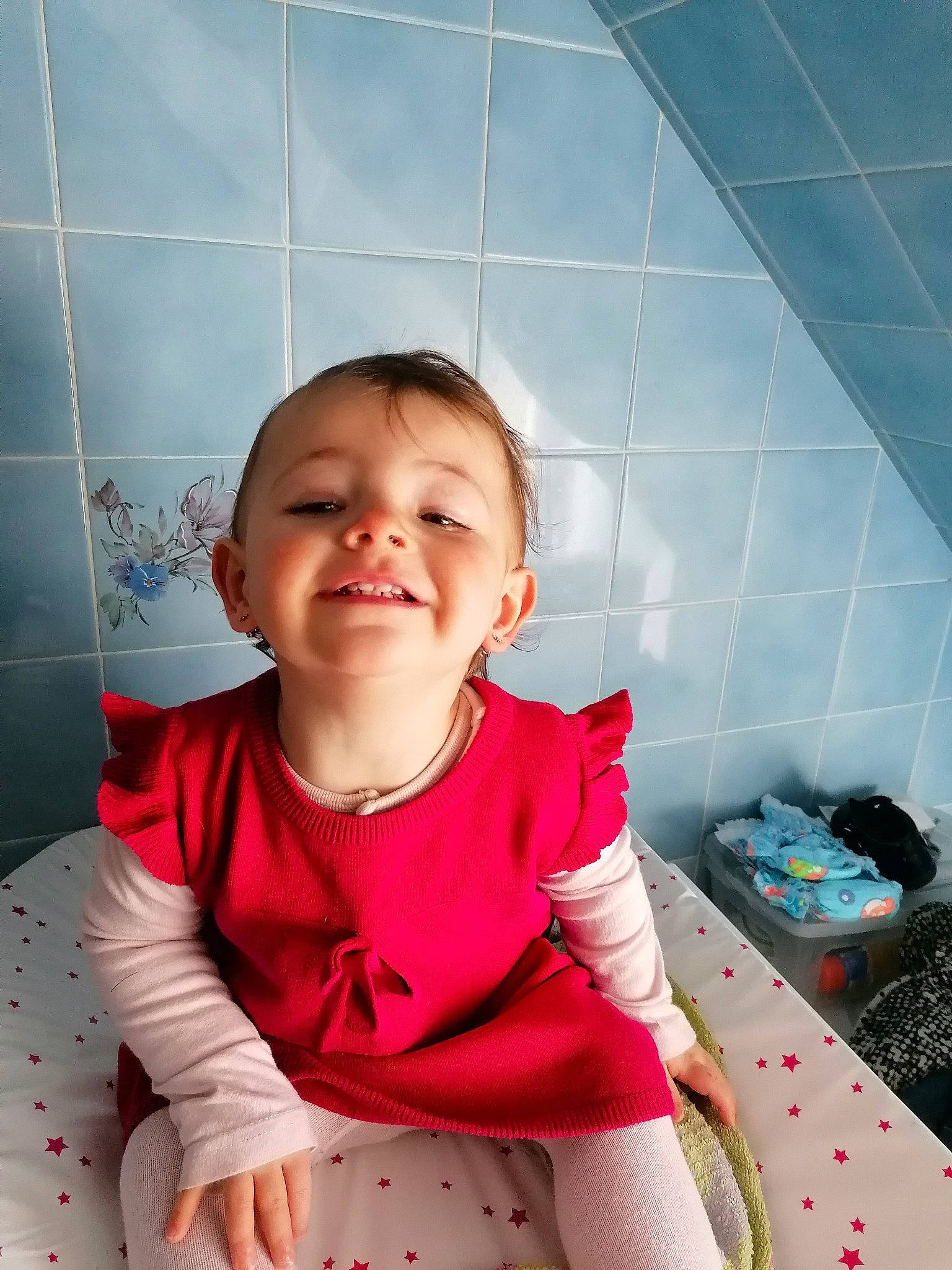 Kellya a rejoint le concours — aidez-le/la à gagner de superbes lots ! baby_toddler_clothing, beauty, blue, child, dress, facial_expression, fun, happy, joy, luggage_and_bags, magenta, pattern, person, pink, sitting, skin, sleeve, smile, standing, t_shirt