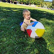 Eden participe au concours pour gagner de l'argent avec cette photo : toddler, child, grass, beach_ball, outdoor, sunlight, trees, greenery, play, happy, nature, summer, park, onesie, colorful, daytime, shadow, field, hill, recreation