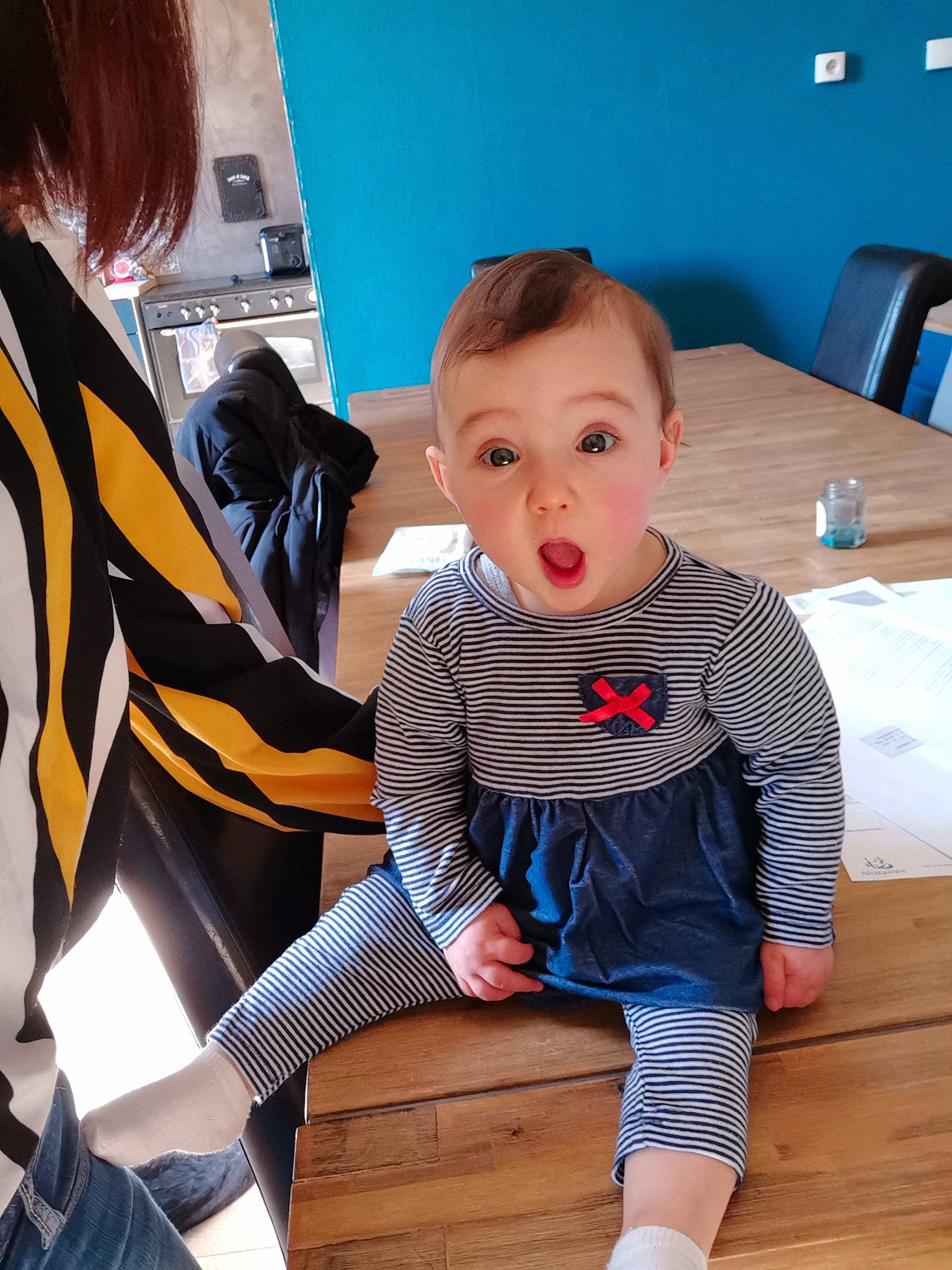 Rose a rejoint le concours — aidez-le/la à gagner de superbes lots ! baby, baby_toddler_clothing, blue, chair, costume, electric_blue, fashion_accessory, fashion_design, flooring, fun, hair, hairstyle, happy, person, room, sitting, sleeve, sock, street_fashion, surprise