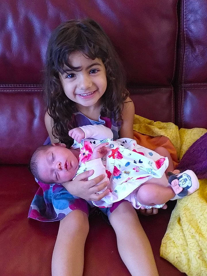 Lila a rejoint le concours — aidez-le/la à gagner de superbes lots ! baby, baby_toddler_clothing, cheek, comfort, eye, face, flash_photography, fun, happy, head, human_body, human_leg, joy, magenta, mouth, person, pink, purple, skin, smile