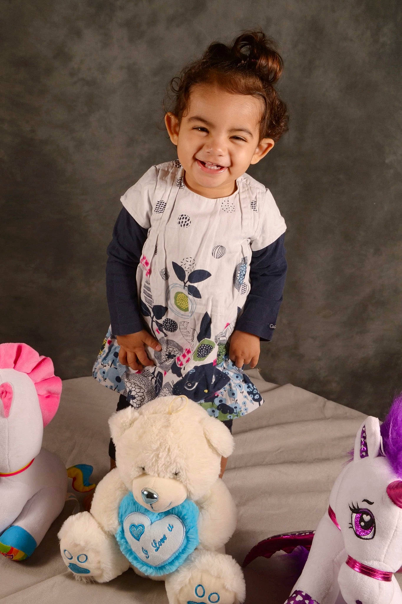 Lila a rejoint le concours — aidez-le/la à gagner de superbes lots ! baby, child, ear, happy, joy, person, pink, play, plush, smile, stuffed_toy, teddy_bear, toddler, toy