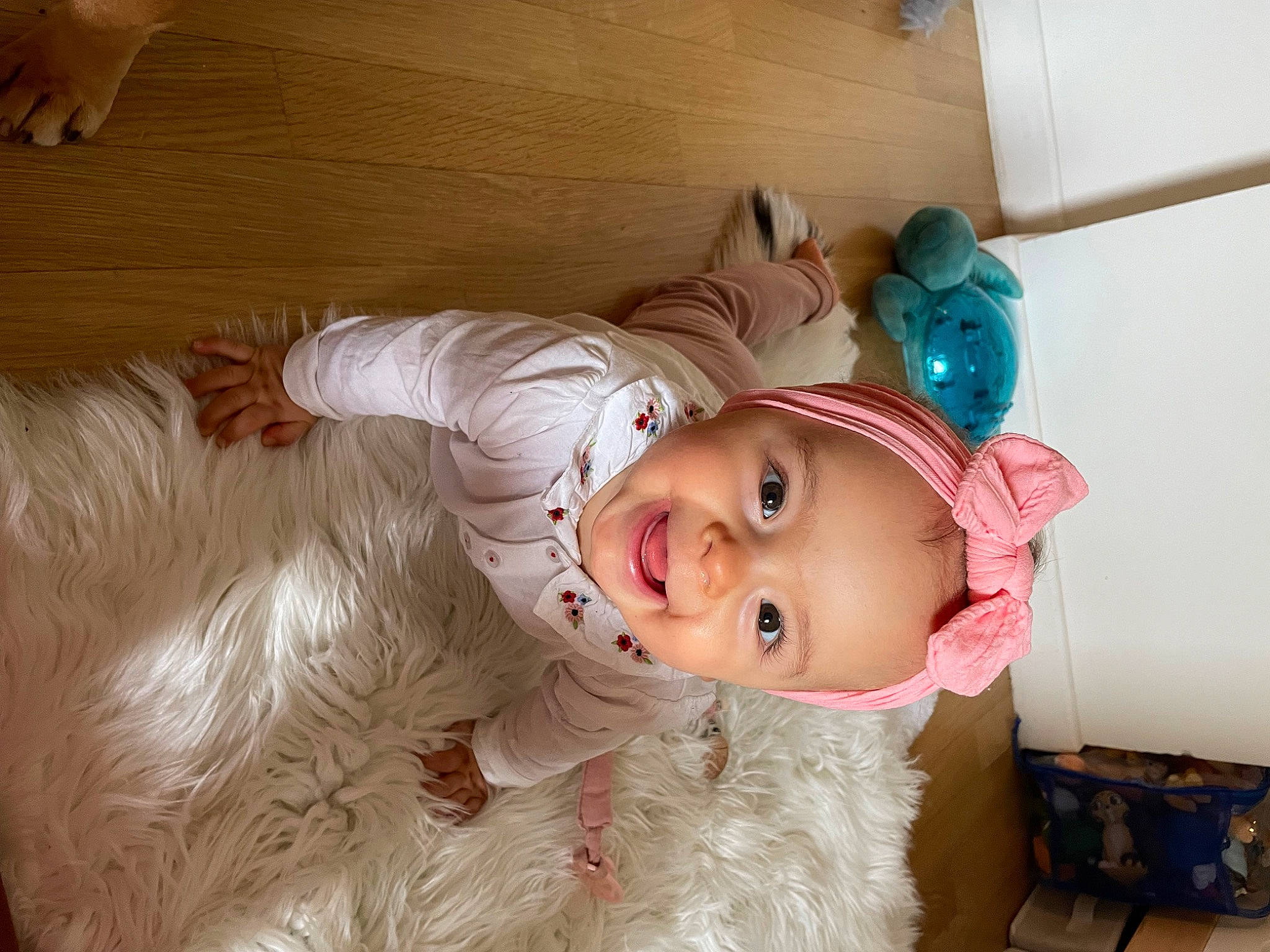 Andréa participe au concours pour gagner de l'argent avec cette photo : baby_toddler_clothing, child, costume, eye, flooring, fun, fur, happy, hardwood, hat, headgear, headwear, person, room, smile, teddy_bear, toddler, white, wood