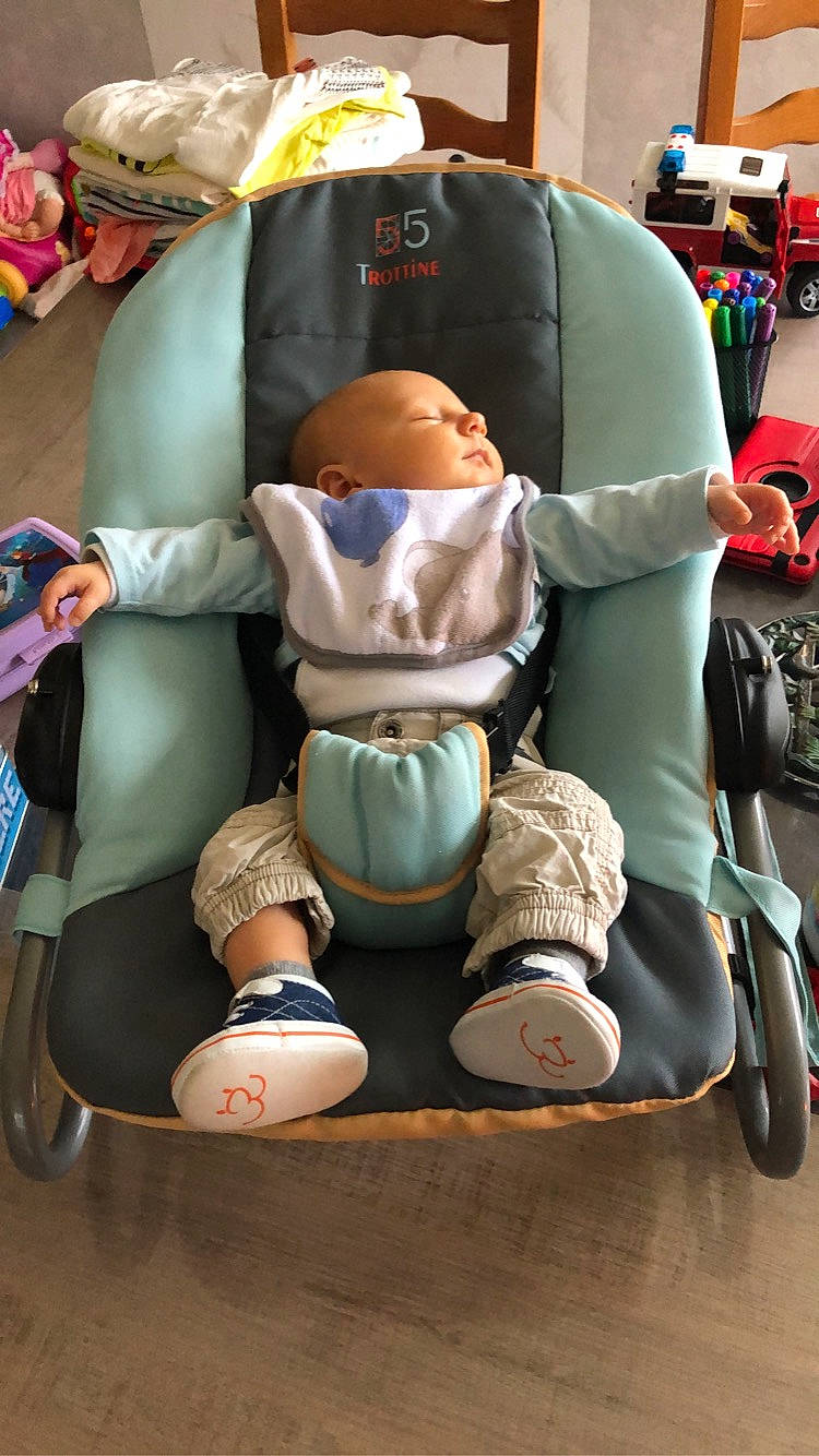 Daryl participe au concours pour gagner de l'argent avec cette photo : baby, baby_carriage, baby_products, car_seat, child, comfort, person, product, toddler