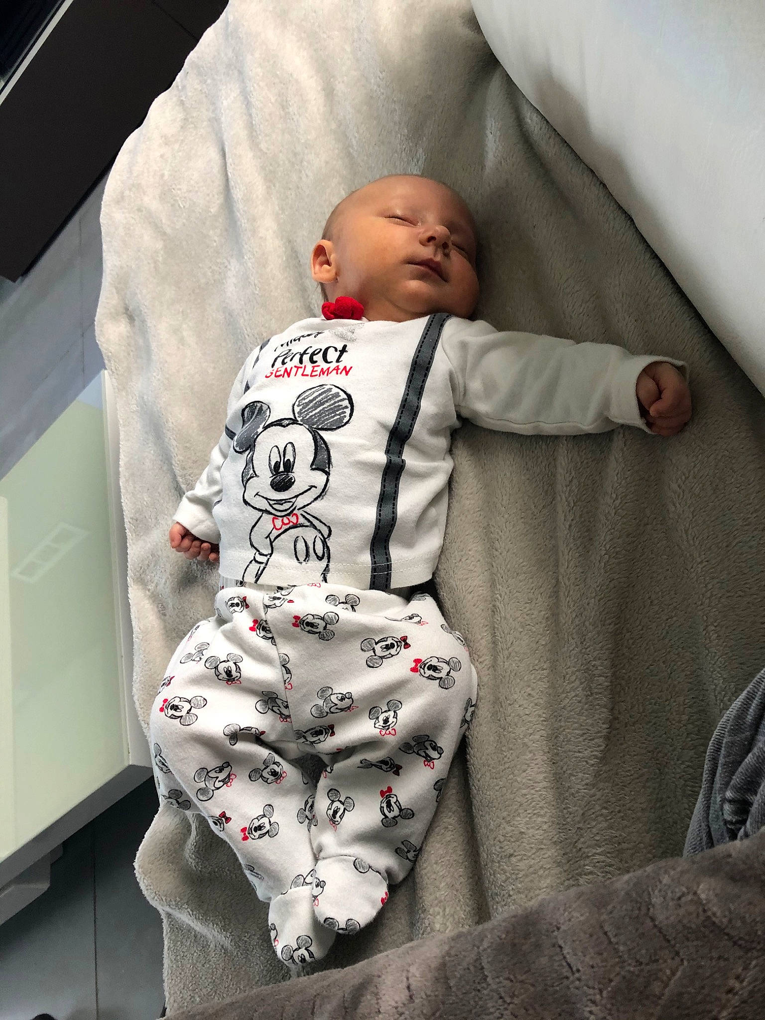 Daryl participe au concours pour gagner de l'argent avec cette photo : baby, baby_products, baby_toddler_clothing, child, comfort, person, product, sleeve, toddler