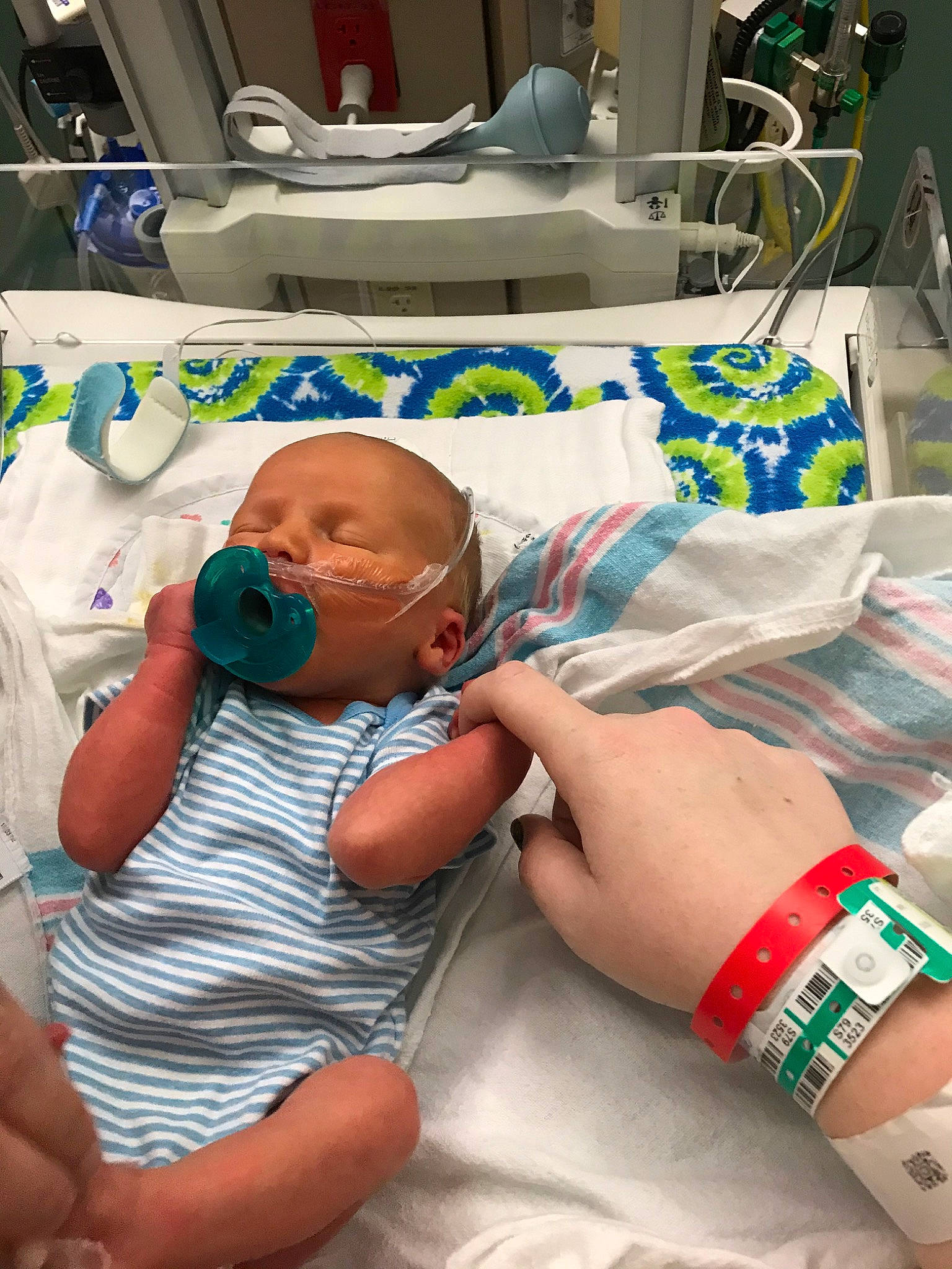 Breklen is registered to the contest to win money with this photo: abdomen, baby, birth, child, childbirth, hospital, medical_equipment, patient, person, water