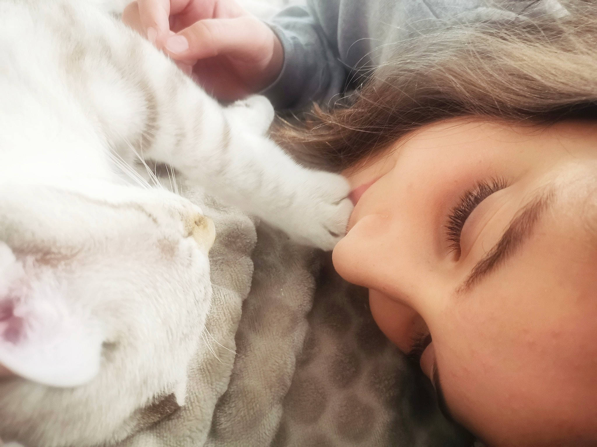 Corona participe au concours pour gagner de l'argent avec cette photo : beauty, cheek, child, ear, eye, eyebrow, eyelash, face, forehead, hair, hand, head, human, lip, love, mouth, nose, puppy_love, selfie, skin