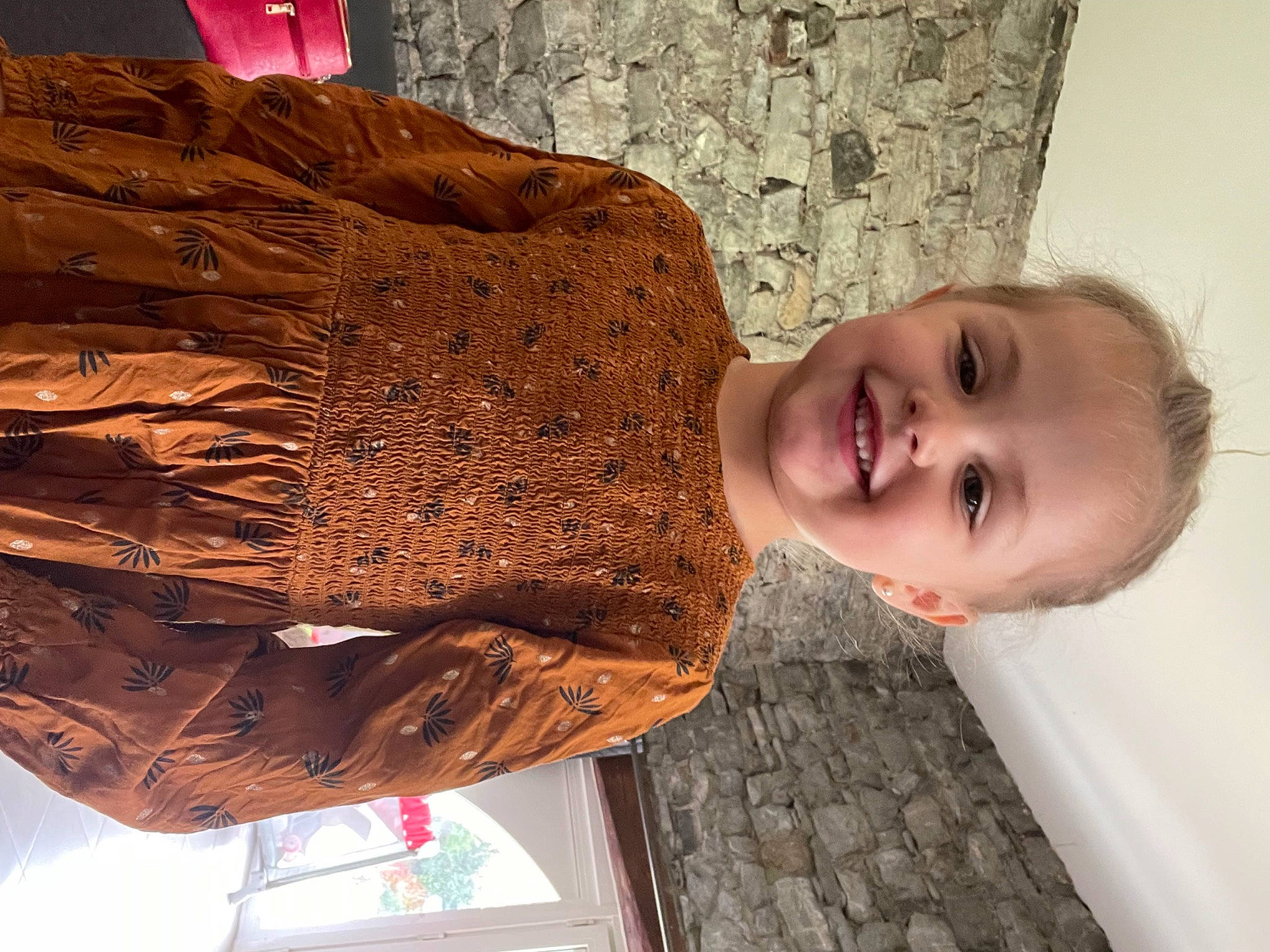 Ellianna a rejoint le concours — aidez-le/la à gagner de superbes lots ! art, child, fashion_accessory, flooring, fun, fur, happy, hat, joy, metal, pattern, person, room, sleeve, smile, toddler, visual_arts, wood, wool