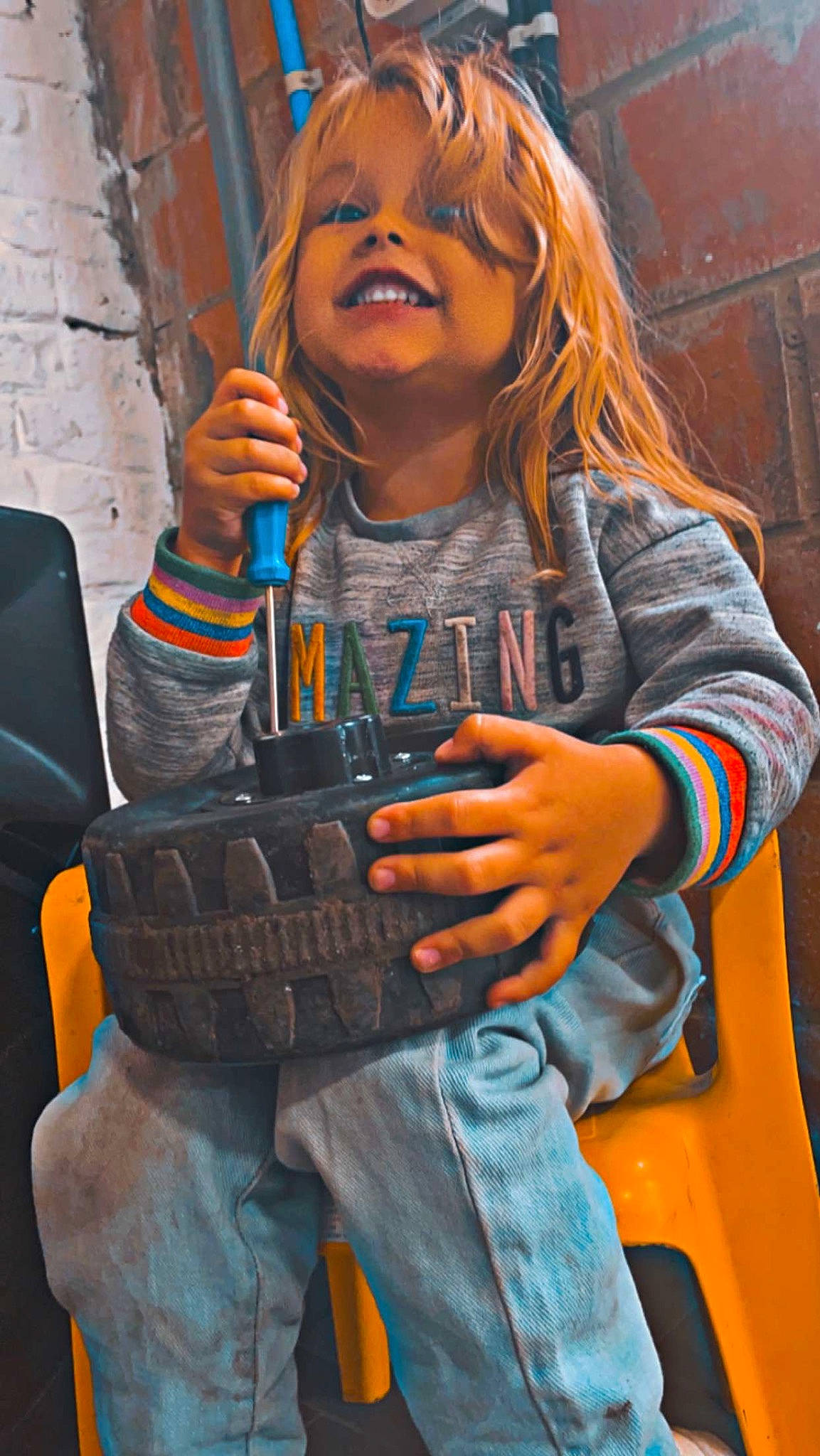 Ellianna a rejoint le concours — aidez-le/la à gagner de superbes lots ! child, cool, denim, electric_blue, fun, hand, happy, human, joy, leisure, musician, orange, outerwear, person, play, recreation, sitting, snapshot, t_shirt, toddler