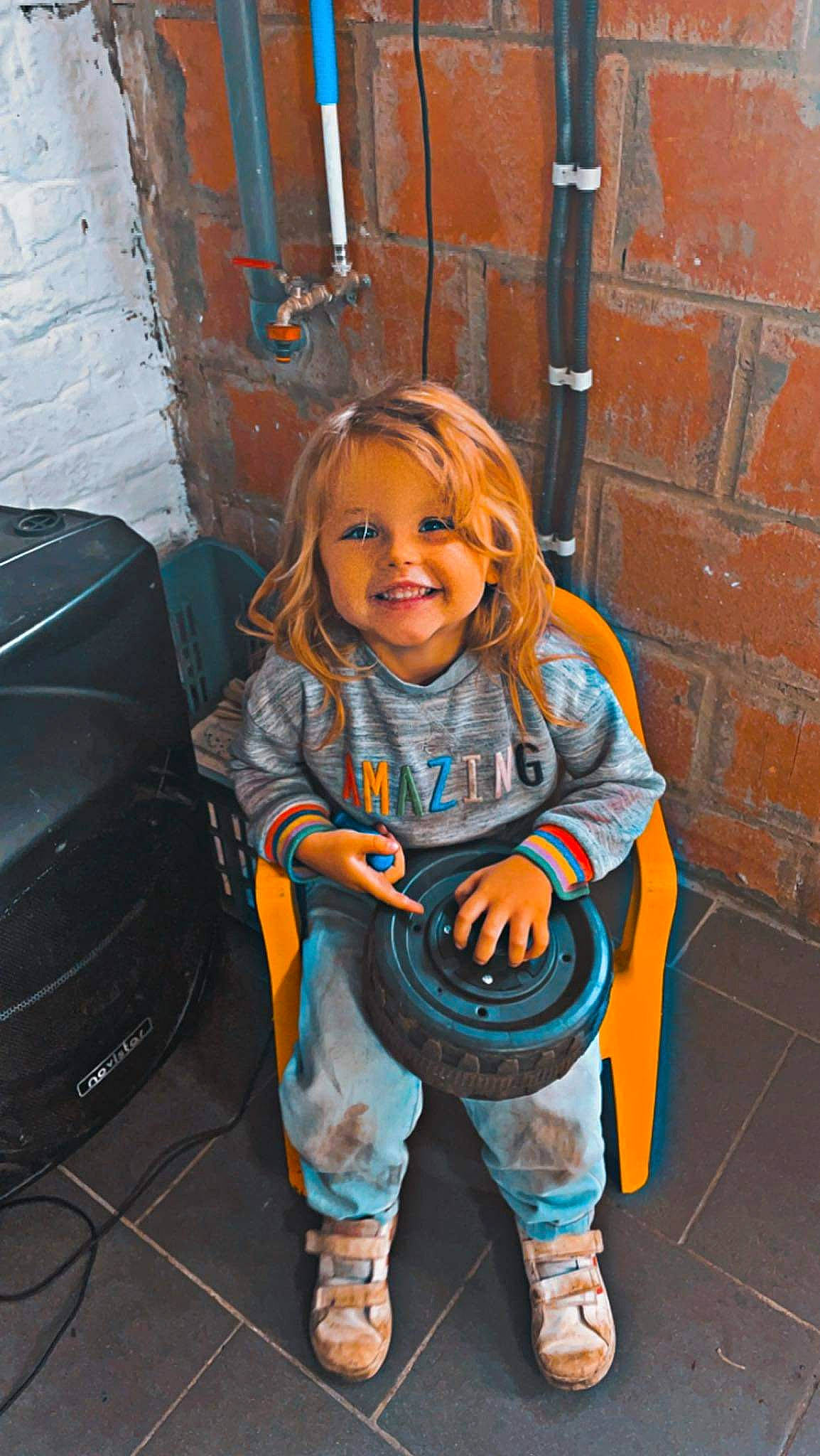 Ellianna a rejoint le concours — aidez-le/la à gagner de superbes lots ! auto_part, automotive_tire, automotive_wheel_system, boot, bumper, child, electric_blue, fun, happy, joy, motor_vehicle, person, plant, pumpkin, sitting, smile, sneakers, standing, toddler, vegetable