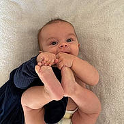 Manéo a rejoint le concours — aidez-le/la à gagner de superbes lots ! baby, blanket, child, clothing, curious, cute, diaper, expression, face, foot, hand, human, indoors, infant, lying_down, nappy, one_person, playful, skin, soft_texture