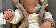 Manéo a rejoint le concours — aidez-le/la à gagner de superbes lots ! baby, sleeping, pacifier, knitted_sweater, hood, plush_toy, bunny, star_toy, baby_seat, cozy, child, infant, cute, soft_toys, relaxing, indoors, comfort, hand, face, clothing