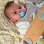 Manéo a rejoint le concours — aidez-le/la à gagner de superbes lots ! baby, blanket, blue, child, comfort, crib, cute, face, gray, infant, lying_down, orange, pacifier, play_area, plush_toy, soft_texture, toy, white, wooden_toy, yellow