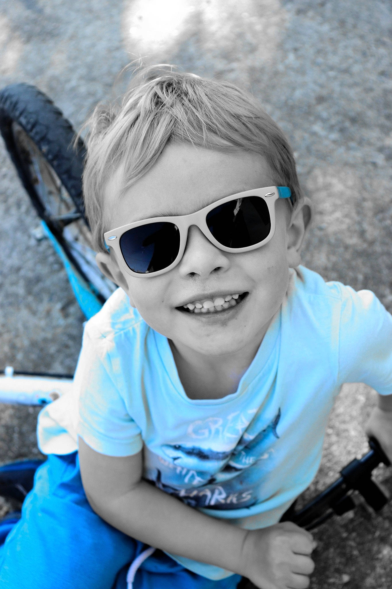 Nolan participe au concours pour gagner de l'argent avec cette photo : blue, child, cool, eyewear, fun, glasses, goggles, happy, joy, person, photography, play, smile, sunglasses, toddler, vacation, vision_care