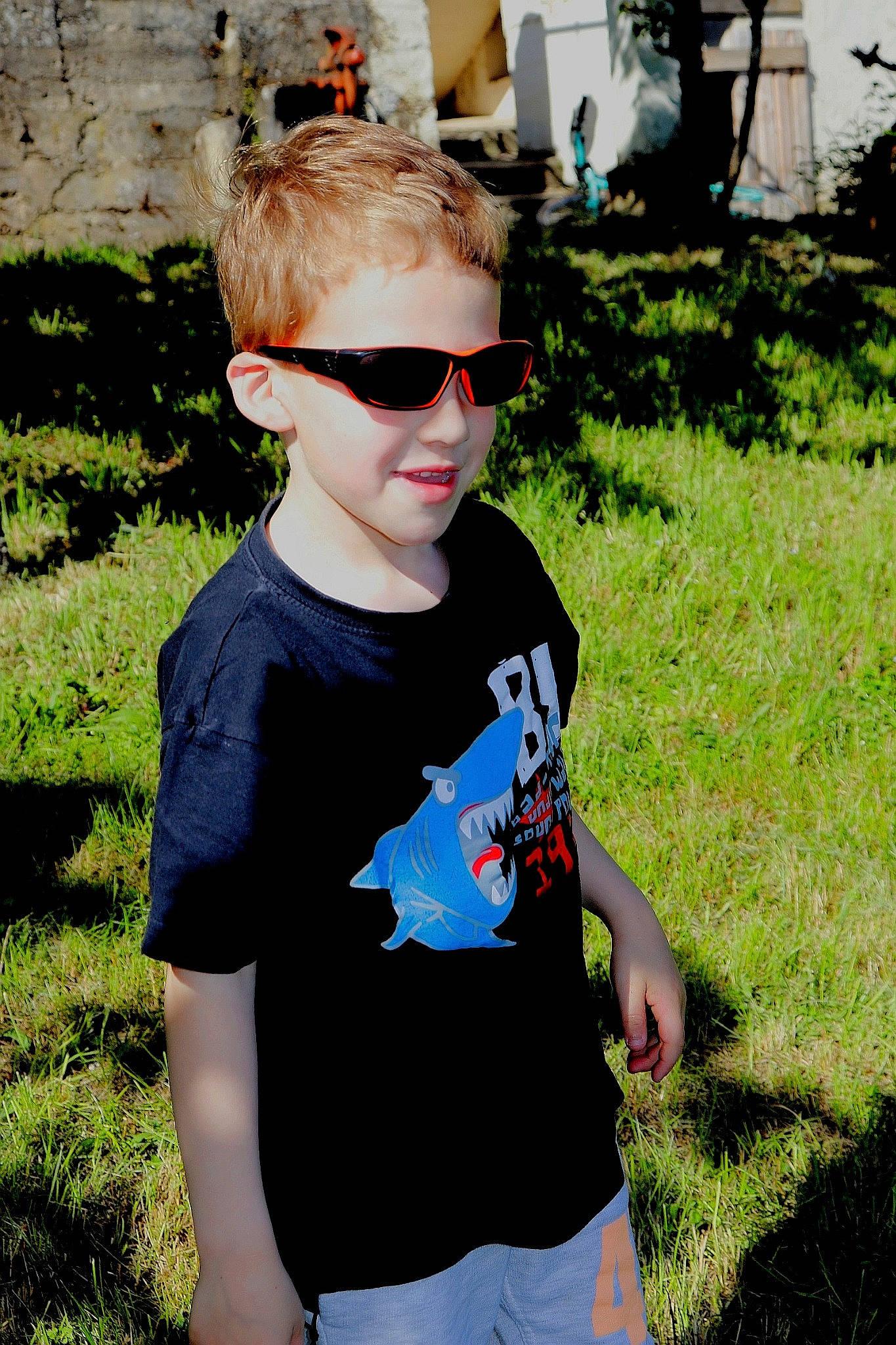 Matthias participe au concours pour gagner de l'argent avec cette photo : child, cool, eyewear, glasses, grass, person, personal_protective_equipment, plant, sleeve, smile, summer, sunglasses, t_shirt, top, tree, vision_care