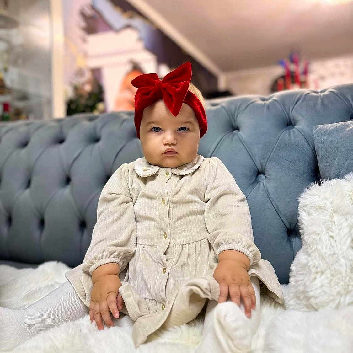 Léa Mary participe au concours pour gagner de l'argent avec cette photo : baby, blackhair, blanket, clothing, couch, crawling, face, furniture, hair, head, jeans, pants, people, person, sitting, sleeve