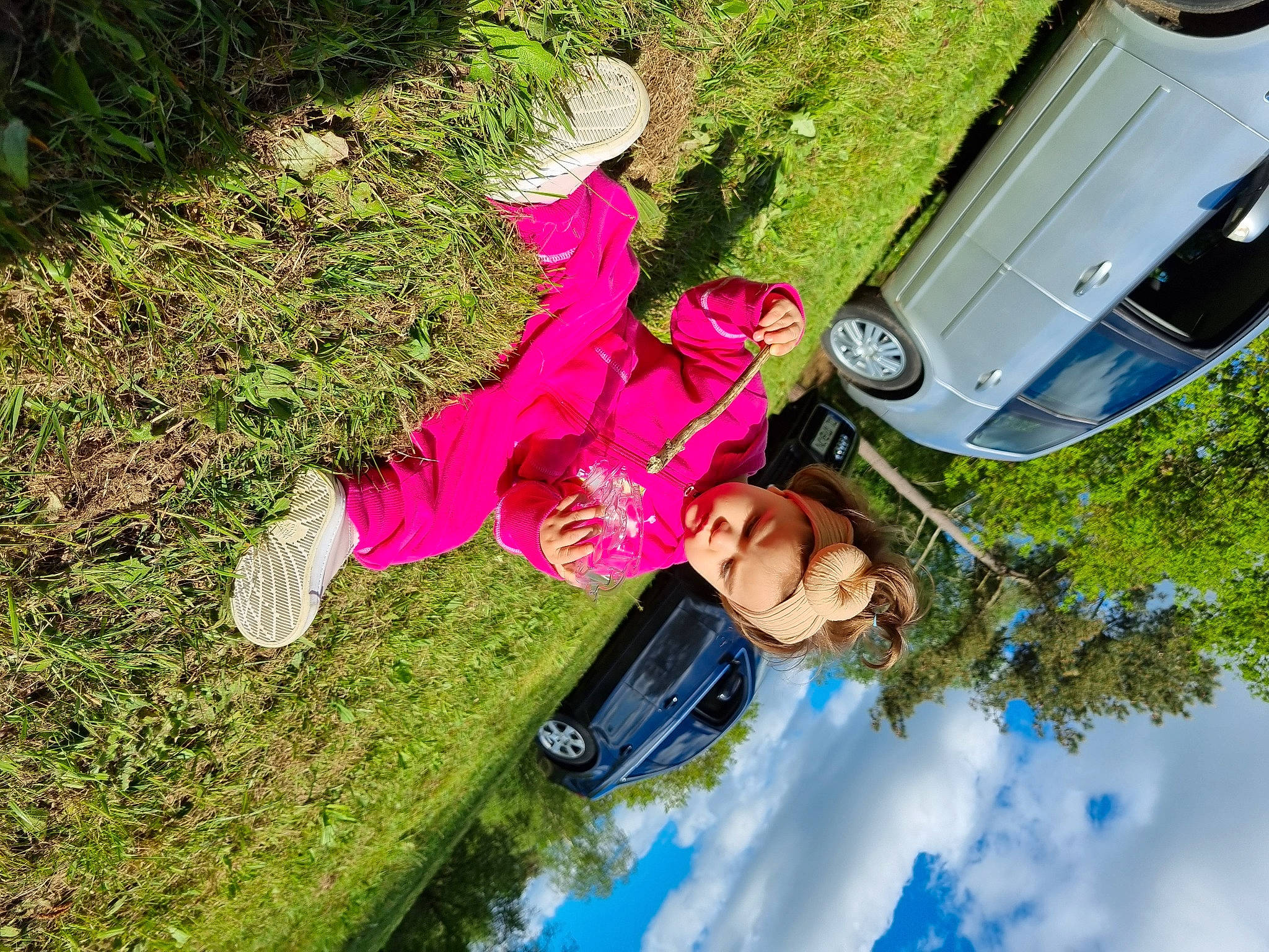 Sophia-maria a rejoint le concours — aidez-le/la à gagner de superbes lots ! automotive_exterior, automotive_lighting, car, fun, grass, headwear, land_vehicle, leisure, light, motor_vehicle, people_in_nature, person, photograph, plant, recreation, sky, tire, tree, vehicle, vehicle_door