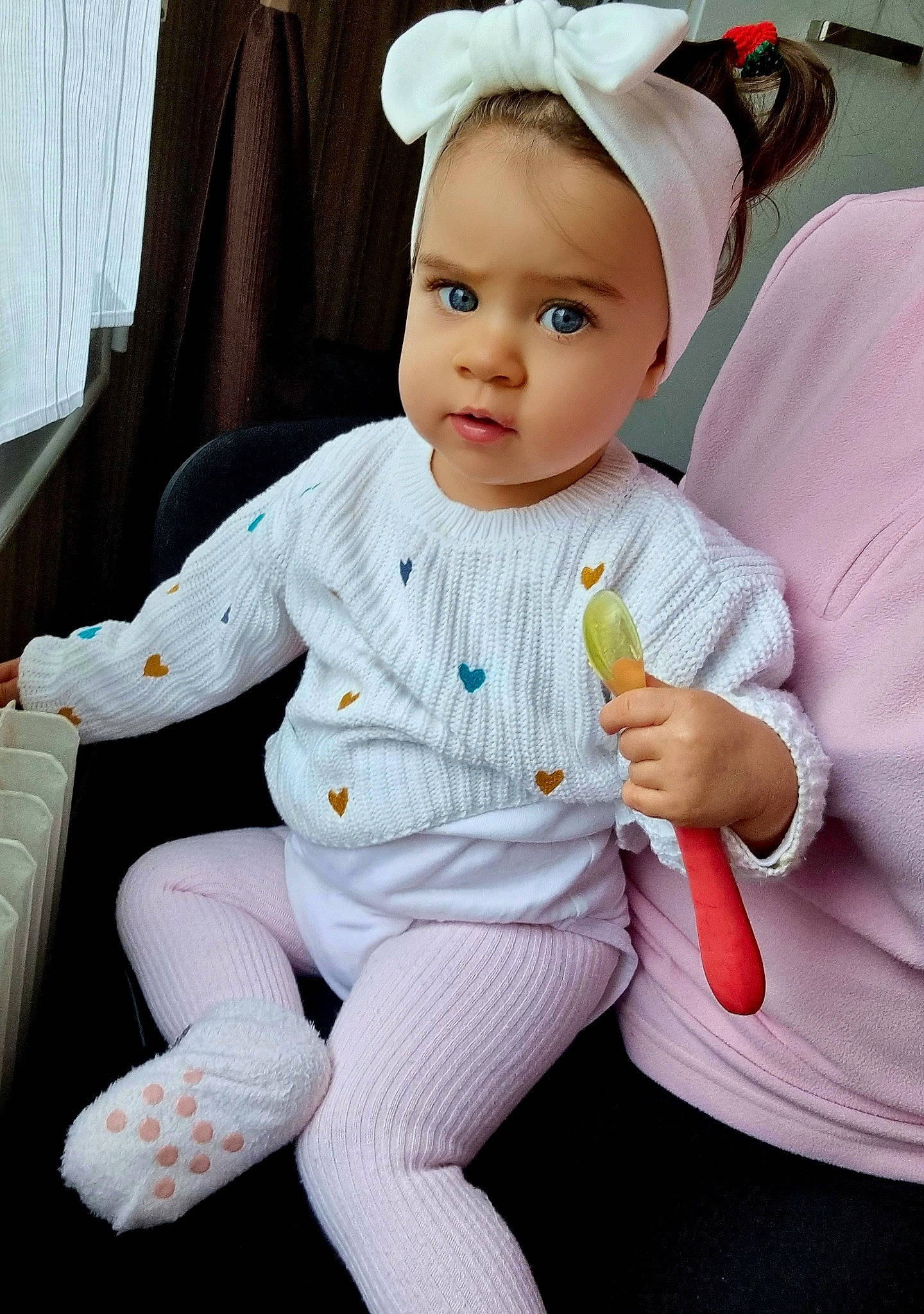 Sophia-maria a rejoint le concours — aidez-le/la à gagner de superbes lots ! baby, baby_products, baby_toddler_clothing, beanie, cap, child, comfort, costume, costume_hat, curtain, doll, fashion_accessory, finger, hand, happy, headband, headgear, person, pink, sitting