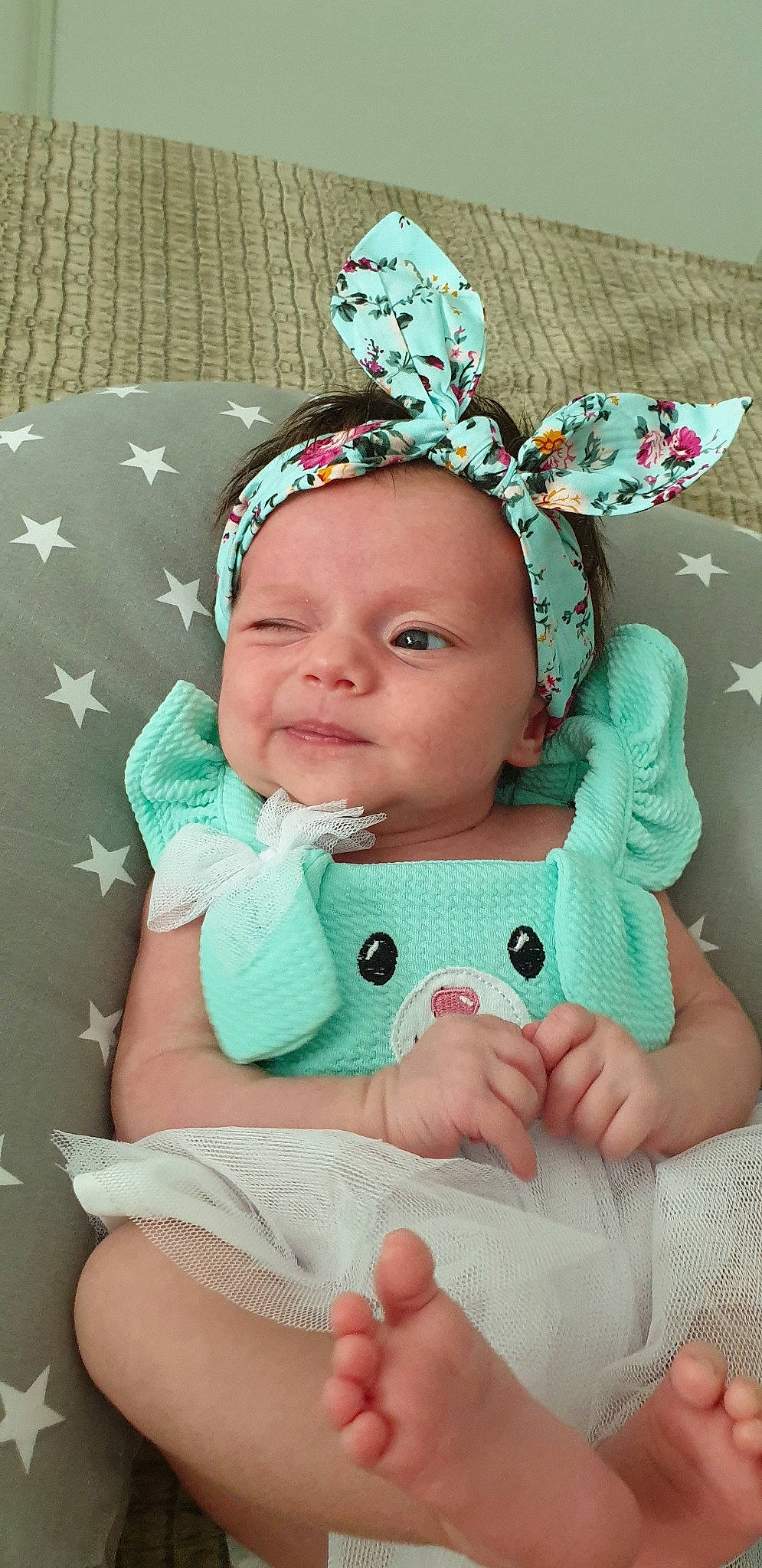 Eva participe au concours pour gagner de l'argent avec cette photo : baby, baby_toddler_clothing, child, ear, fashion_accessory, hair_accessory, head, headband, headgear, headpiece, person, toddler