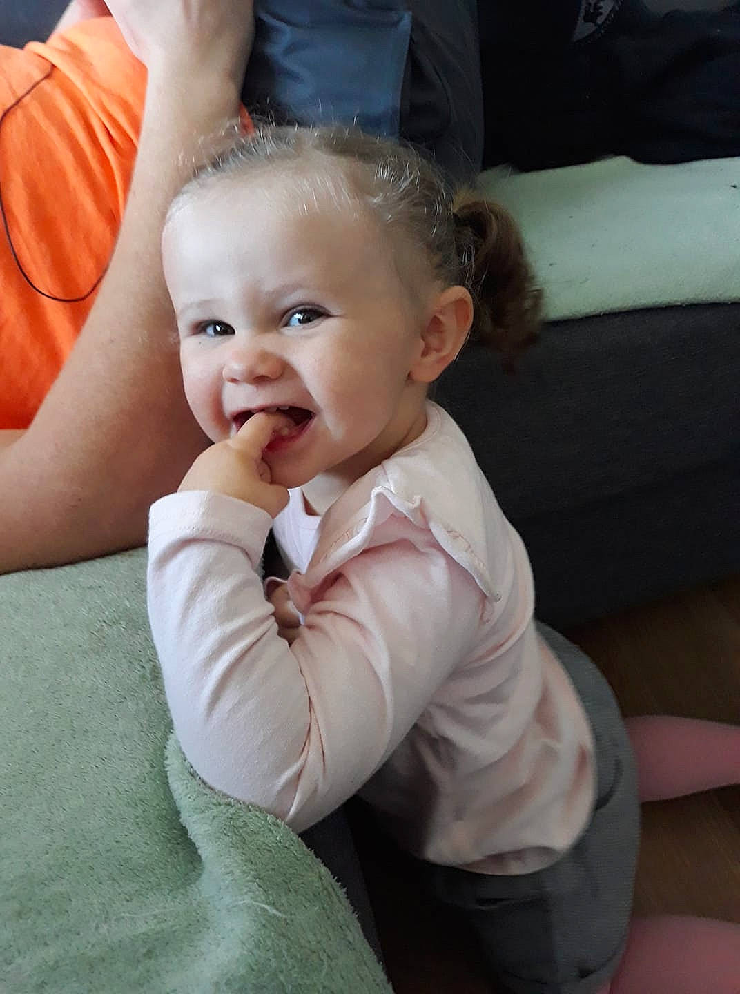 Zoélya participe au concours pour gagner de l'argent avec cette photo : arm, boy, cheek, child, day, ear, fun, girl, hand, infant, laughter, leg, mouth, nose, person, product, sitting, skin, smile, toddler