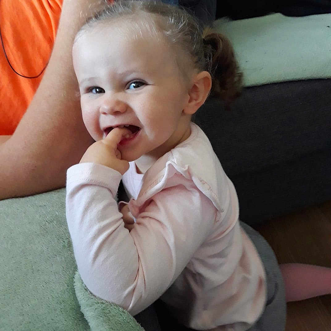 Zoélya participe au concours pour gagner de l'argent avec cette photo : arm, boy, cheek, child, day, ear, fun, girl, hand, infant, laughter, leg, mouth, nose, person, product, sitting, skin, smile, toddler