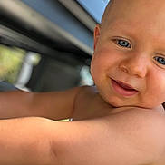 Maxime a rejoint le concours — aidez-le/la à gagner de superbes lots ! baby, child, smile, face, blue_eyes, skin, arm, close_up, outdoor, sunlight, happy, portrait, infant, person, cute, young, expression, head, cheerful, natural_light