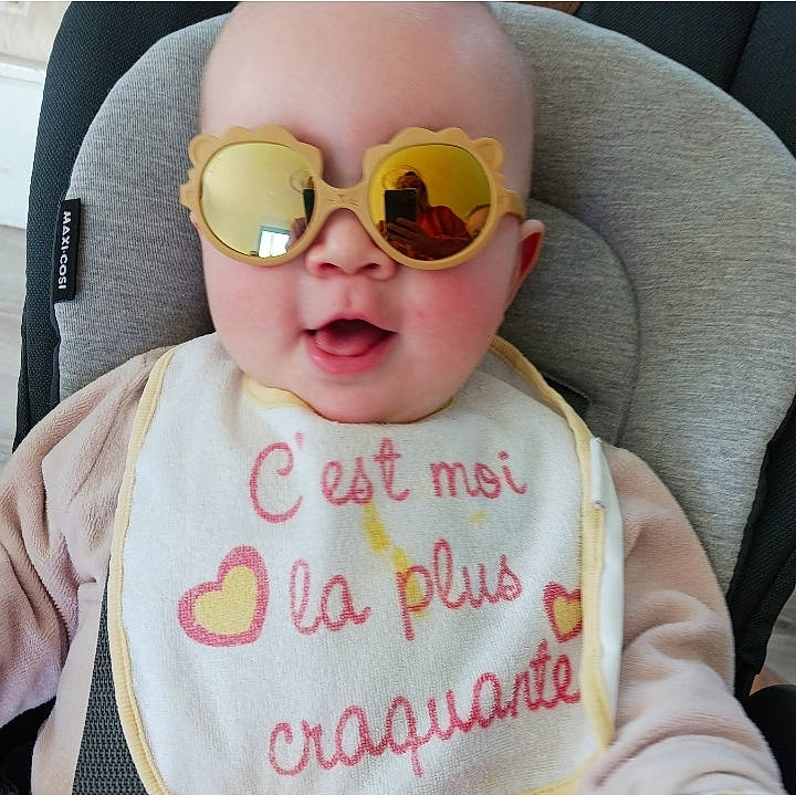 Alice a rejoint le concours — aidez-le/la à gagner de superbes lots ! baby, baby_toddler_clothing, bib, car_seat, cheek, child, eyewear, glasses, goggles, happy, peach, person, pink, selfie, sleeve, smile, sunglasses, sweetness, toddler, vision_care