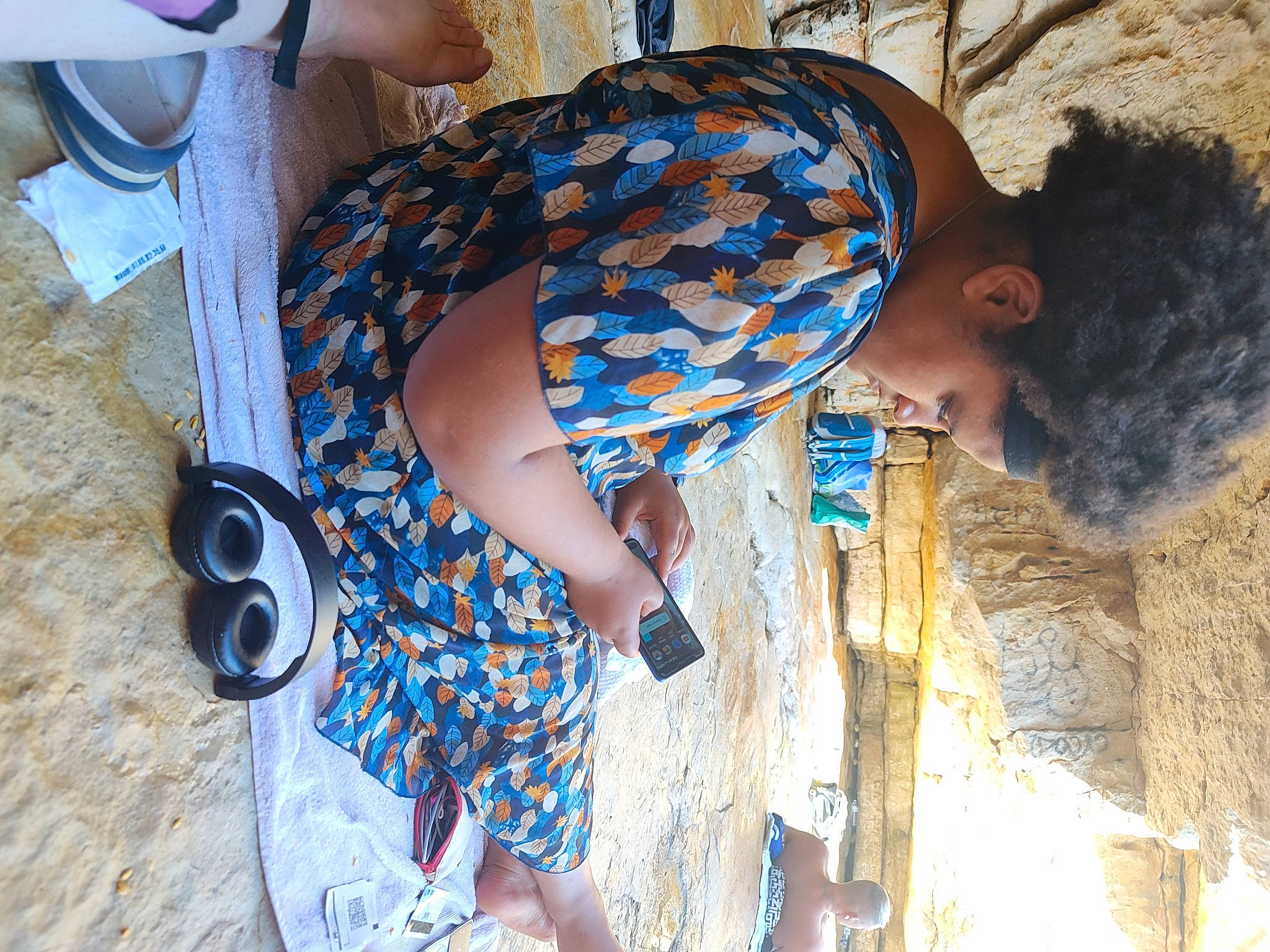 Kélia a rejoint le concours — aidez-le/la à gagner de superbes lots ! azure, blue, child, elbow, electric_blue, eyewear, fashion_accessory, fun, hat, human_leg, pattern, person, plant, sunglasses, thigh, tree, trunk, waist, white, wood