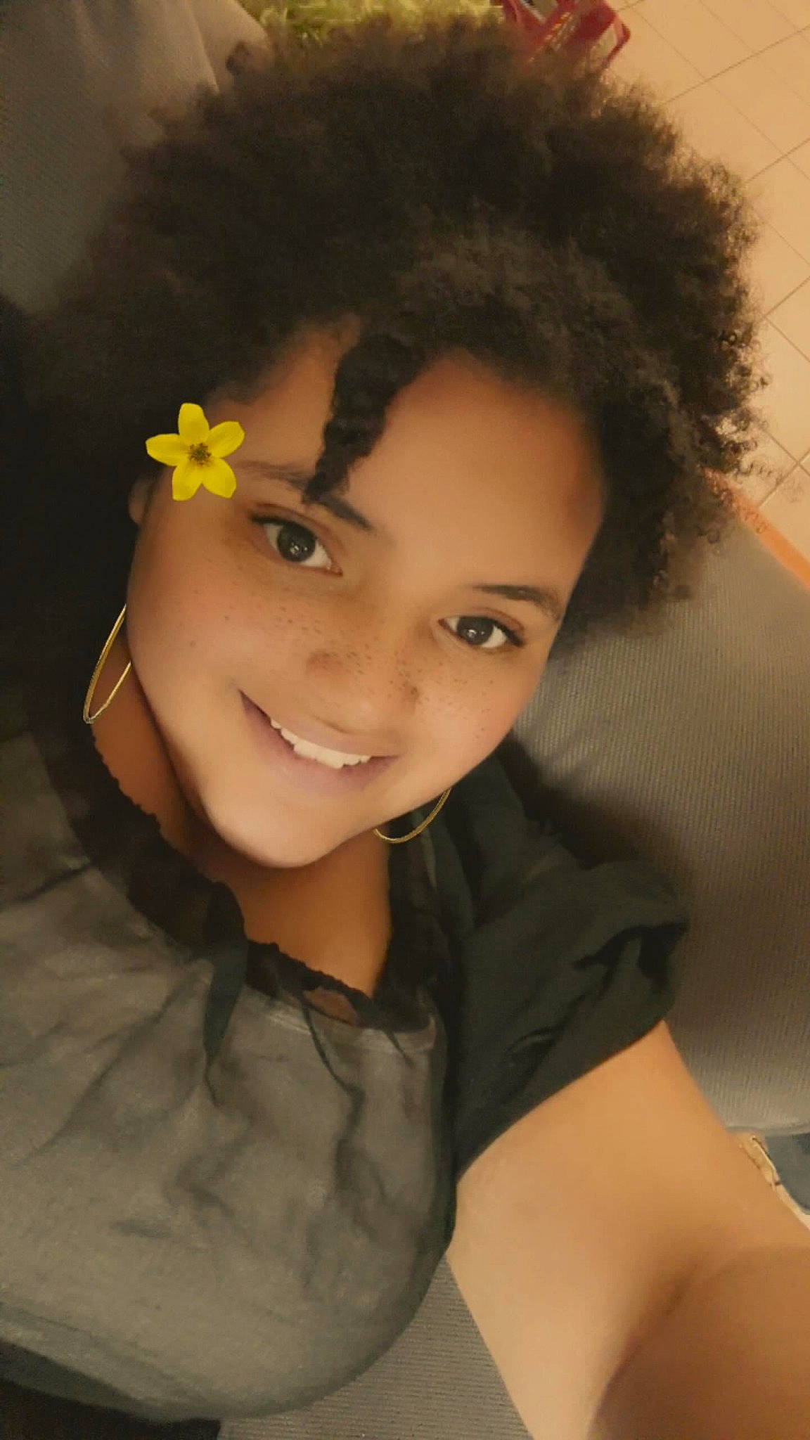 Kélia participe au concours pour gagner de l'argent avec cette photo : arm, black_hair, cheek, chin, cool, eyebrow, eyelash, flash_photography, flower, forehead, hair, hairstyle, happy, iris, joy, lip, neck, nose, person, petal