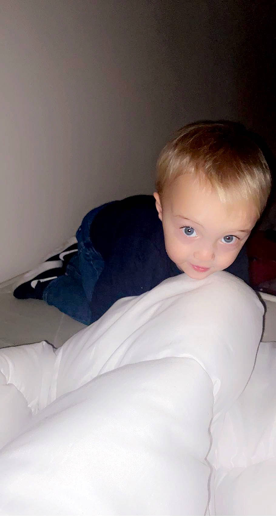 Kenzo participe au concours pour gagner de l'argent avec cette photo : blond, cheek, comfort, elbow, electric_blue, eyebrow, face, flash_photography, flooring, fun, hair, head, human_leg, knee, neck, person, sitting, sleeve, smile, t_shirt