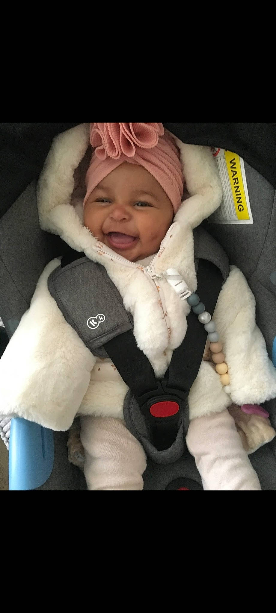 Aimée participe au concours pour gagner de l'argent avec cette photo : baby, baby_carriage, baby_in_car_seat, baby_products, baby_safety, baby_sleeping, baby_toddler_clothing, car_seat, cheek, child, comfort, headwear, infant_bed, nail, person, personal_protective_equipment, seat_belt, service, smile, textile