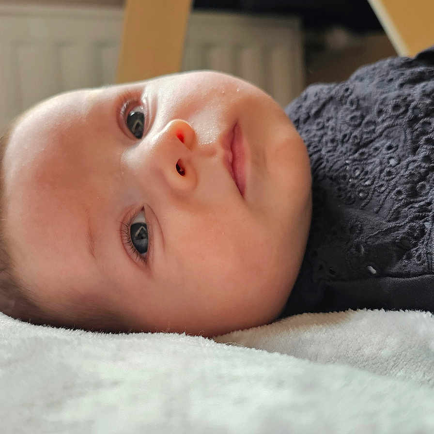 Léa a rejoint le concours — aidez-le/la à gagner de superbes lots ! baby, babylaughing, blanket, bodypart, bonnet, clothing, face, finger, hand, happy, hat, head, knitwear, newborn, pants, person, photography, portrait, smile, sweater