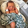 Owenn a rejoint le concours — aidez-le/la à gagner de superbes lots ! newborn, baby, infant, blanket, hospital_wristband, cushion, face, skin, person, lying_down, indoor, cute, small, human, expression, resting, wrapped, pattern, leaf, soft
