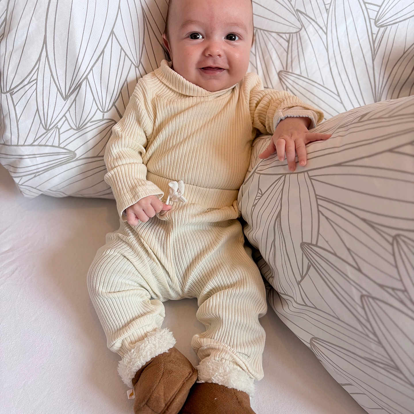 Owenn participe au concours pour gagner de l'argent avec cette photo : baby, bed, blanket, booties, child, comfort, cozy, cute, face, indoor, infant, pajamas, pattern, person, pillow, portrait, sitting, smiling, soft_lighting, warm_clothing