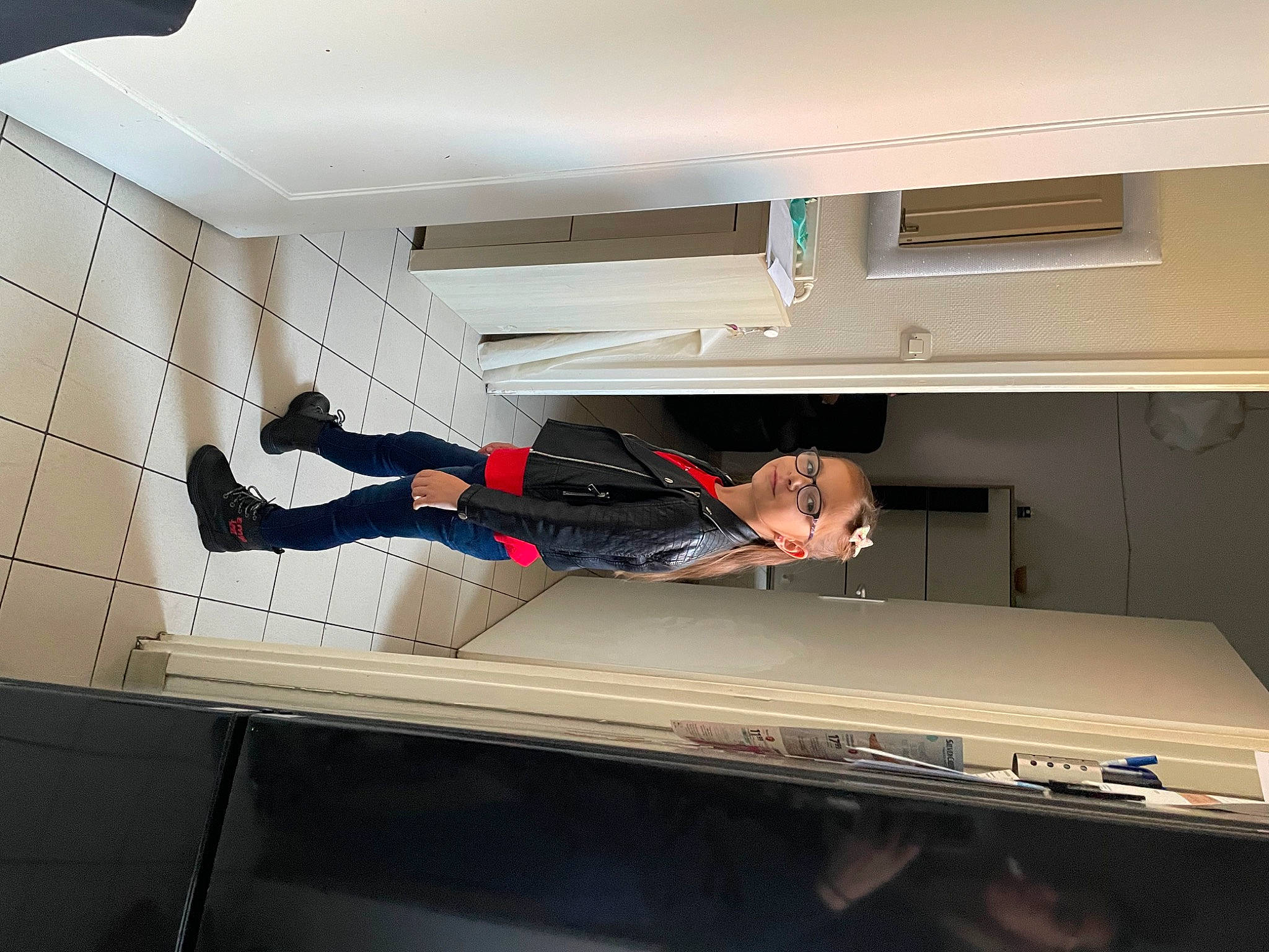 Emy a rejoint le concours — aidez-le/la à gagner de superbes lots ! adventure, cabinetry, ceiling, comfort, concrete, daylighting, elbow, floor, flooring, hardwood, machine, person, plaster, plywood, recreation, room, t_shirt, wood