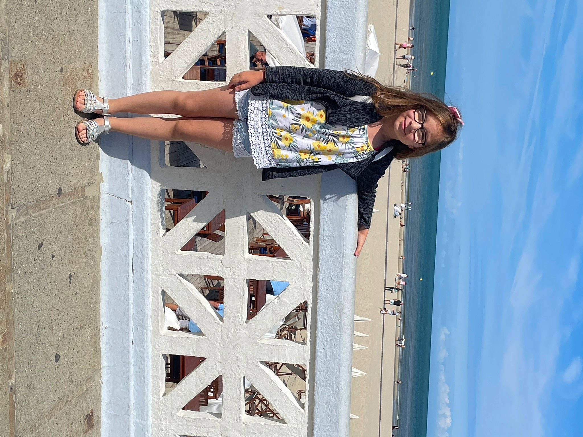 Emy a rejoint le concours — aidez-le/la à gagner de superbes lots ! blue, cloud, concrete, denim, electric_blue, eyewear, facade, fashion_design, foot, fun, human_leg, joy, knee, leg, pattern, person, red, sandal, sky, thigh