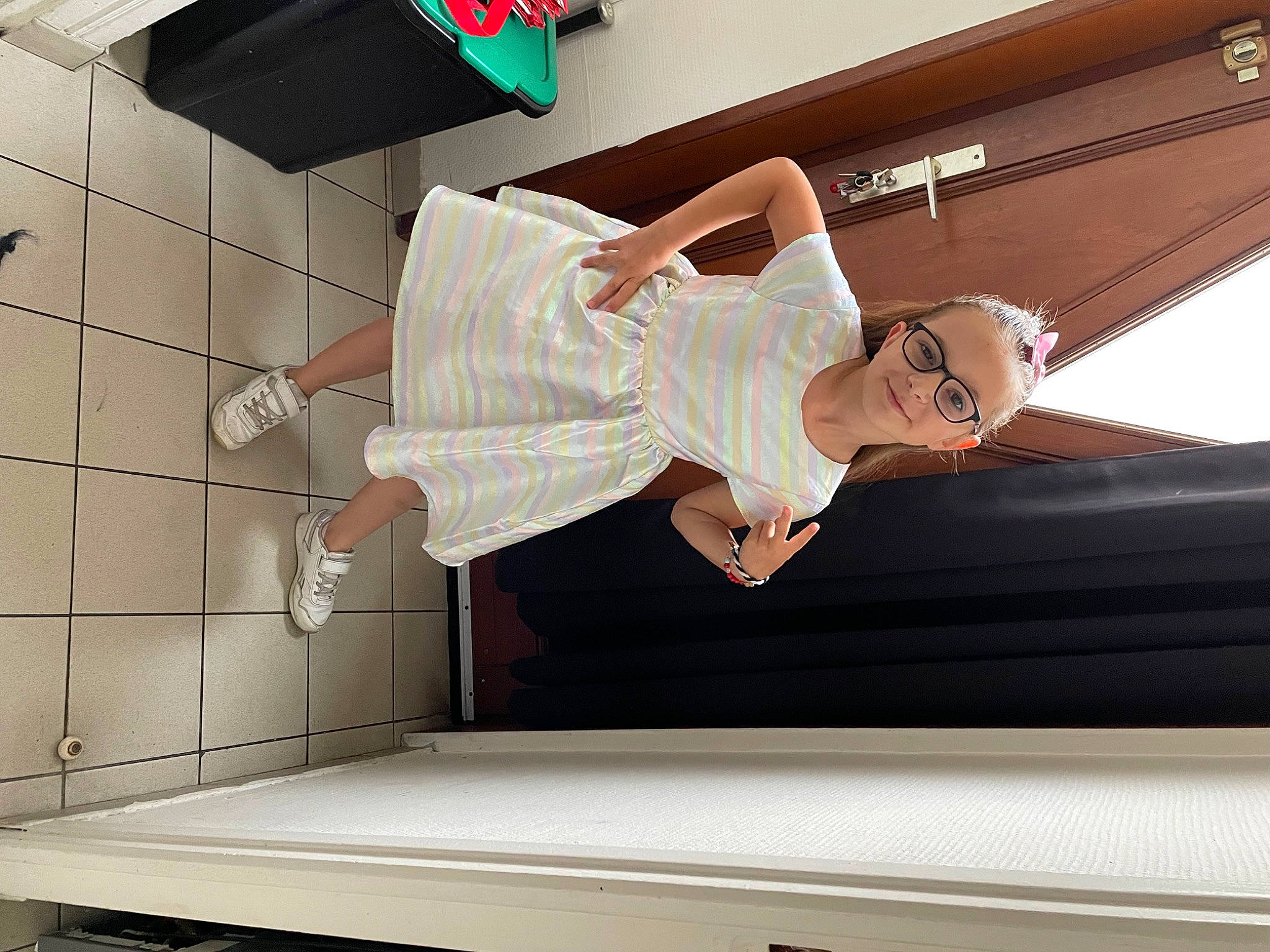 Emy a rejoint le concours — aidez-le/la à gagner de superbes lots ! advertising, automotive_design, automotive_exterior, ceiling, couch, dress, entertainment, flooring, fun, human_leg, joy, luxury_vehicle, person, room, sportswear, stairs, television_set, thigh, tire, vehicle_door